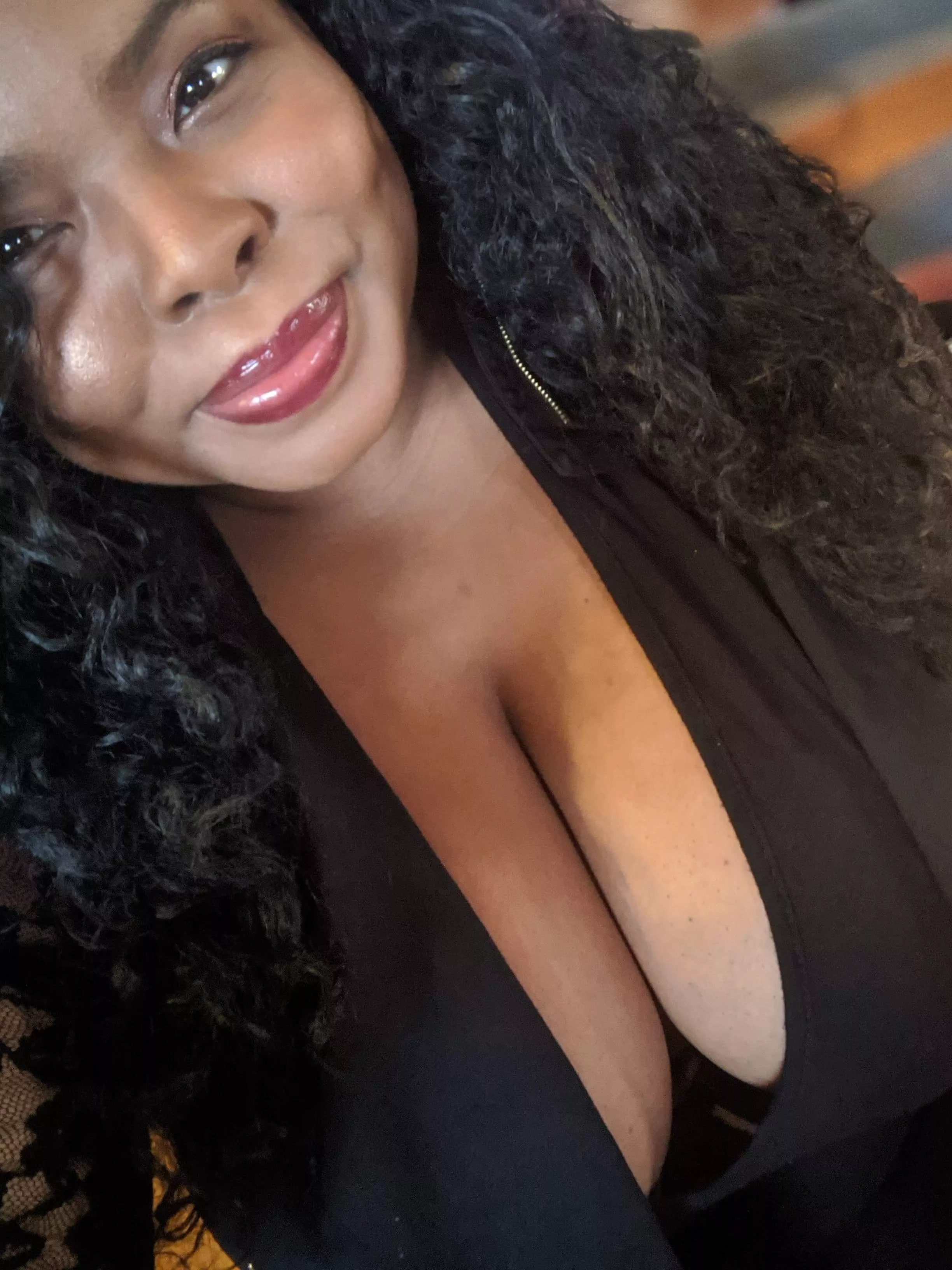 Deep cleavage ready for you..