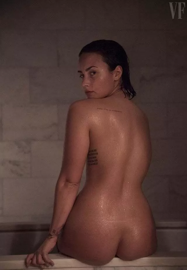 Demi Lovato showing off her tight little naked ass