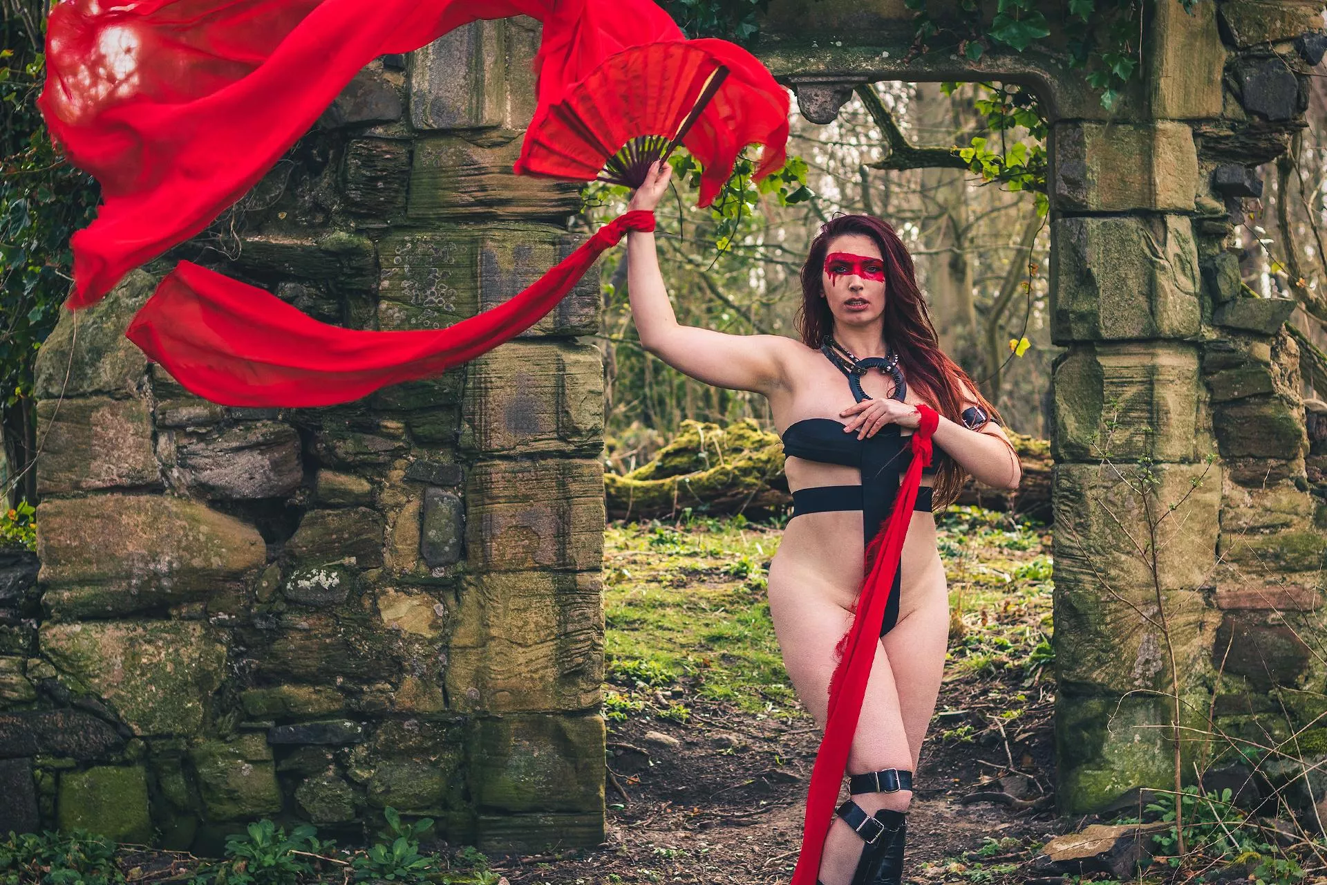 Did a Luis Royo inspired warrior woman photoshoot in Scotland last year (pre lockdown). ðŸ–¤â¤ï¸ (model is me - Faith Roswell)