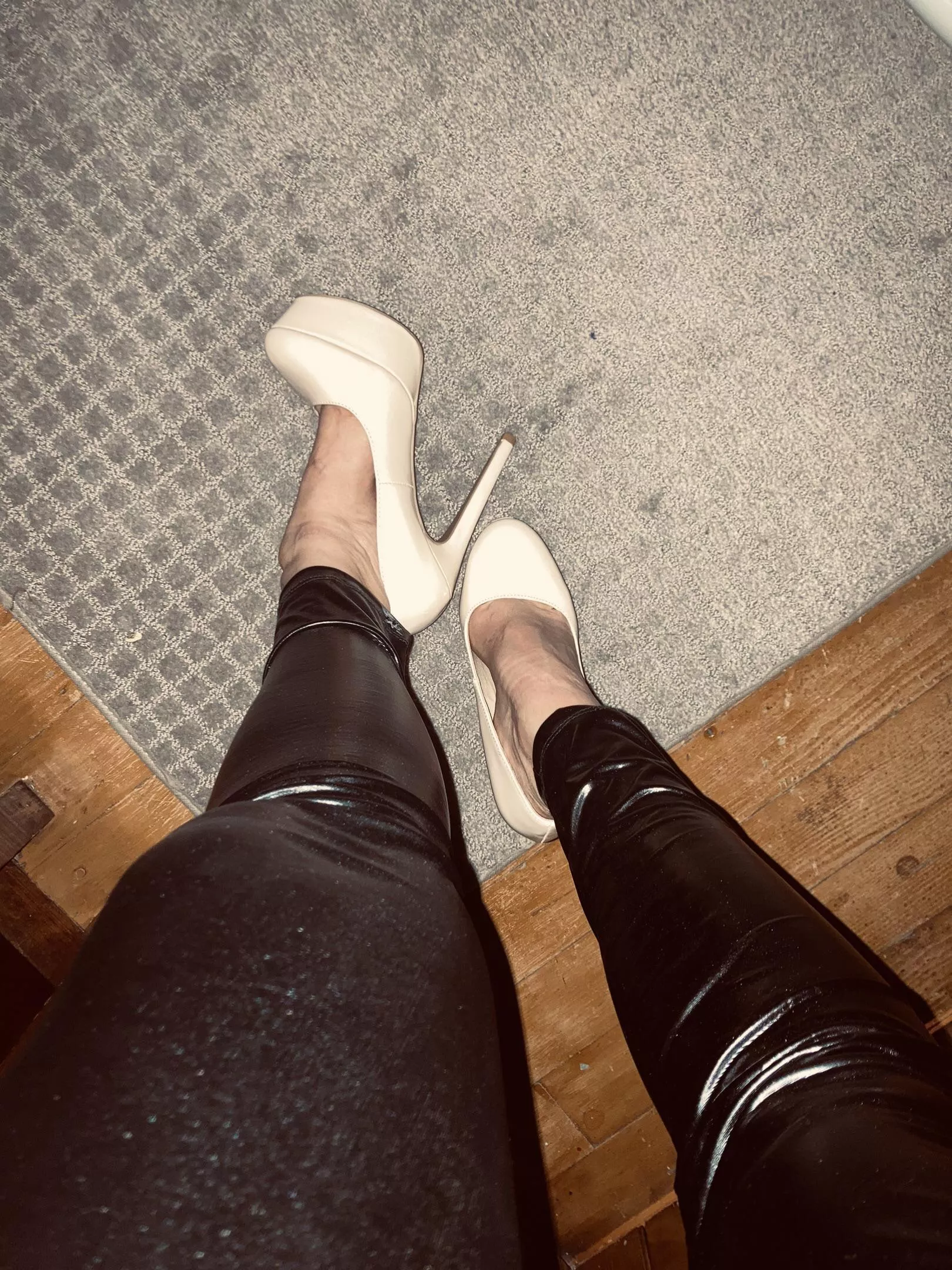 Do I have any lovers of shiny pants and high heels ðŸ¥µðŸ¥µ