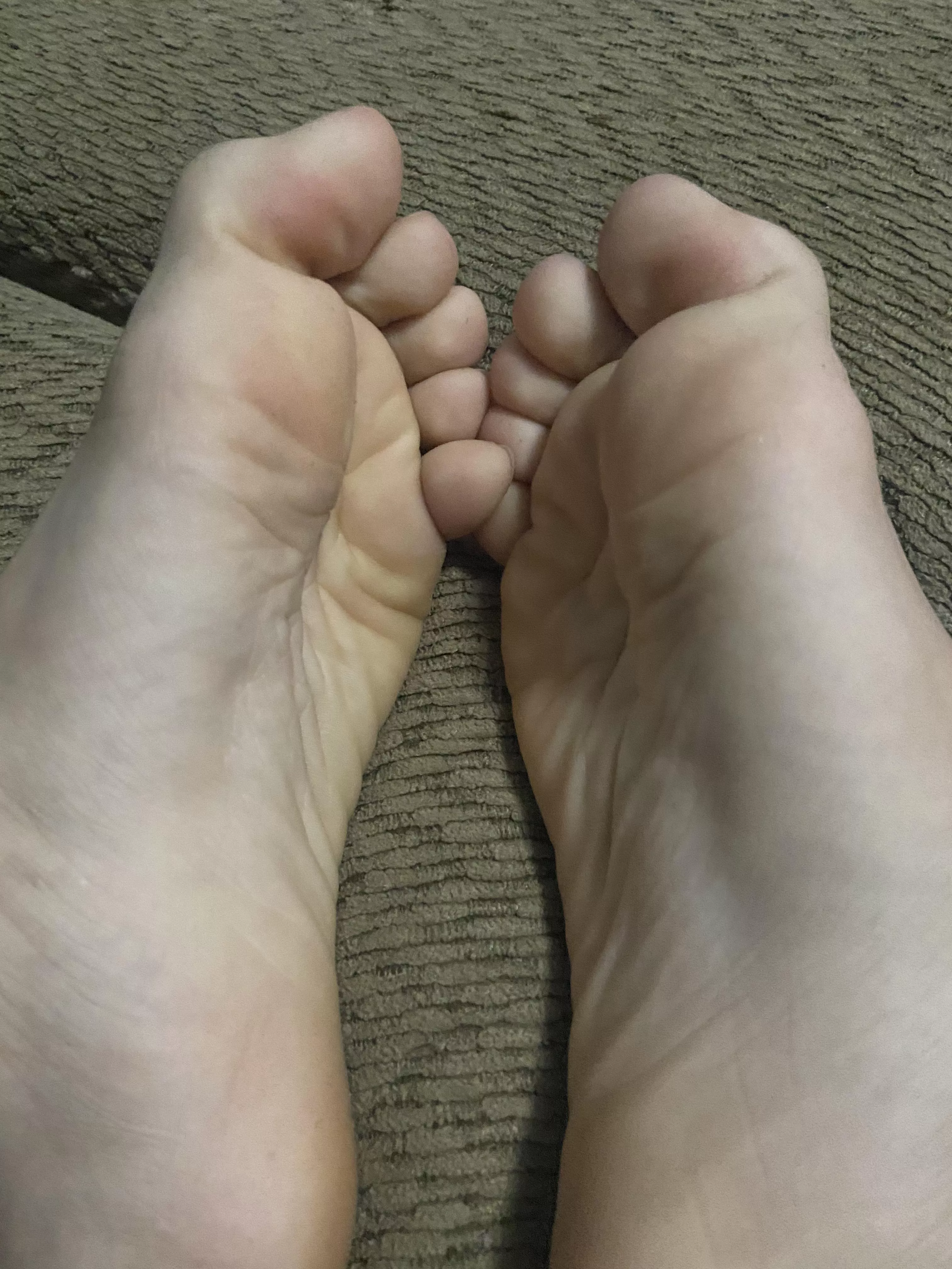 do my feet please u? 😋 wanna play with it? c’mom 😈 dms/pms r welcome