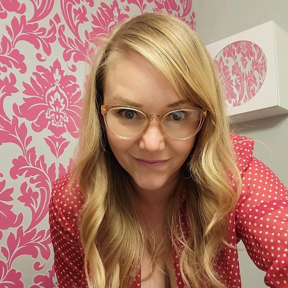 Do you like a Milf in glasses? [F47]