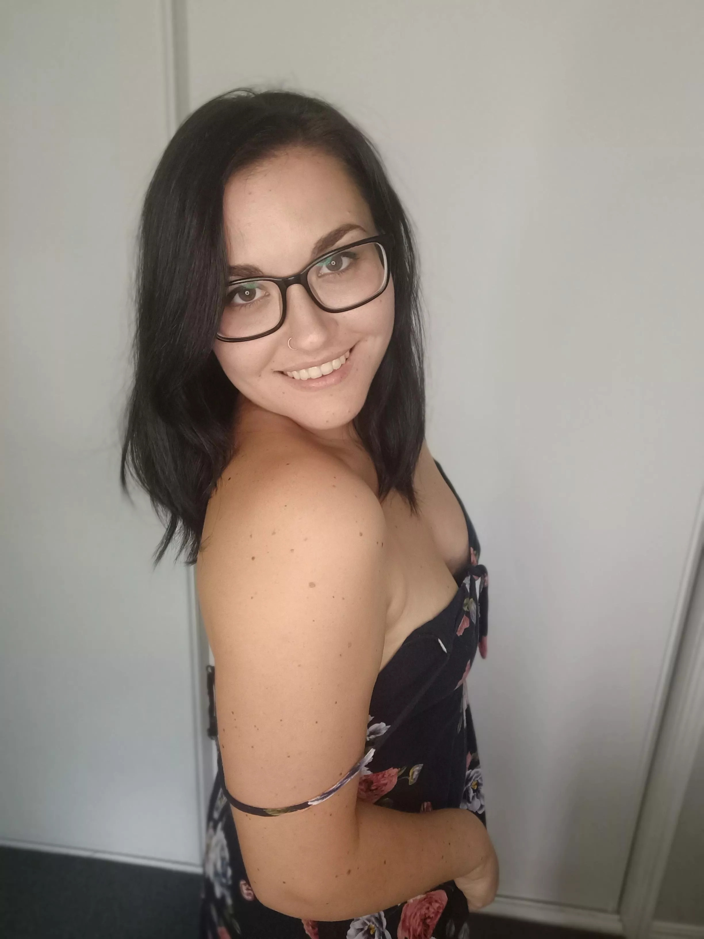 Do you like cute Aussie milfs who wear glasses? If you do, hello ðŸ˜˜ x