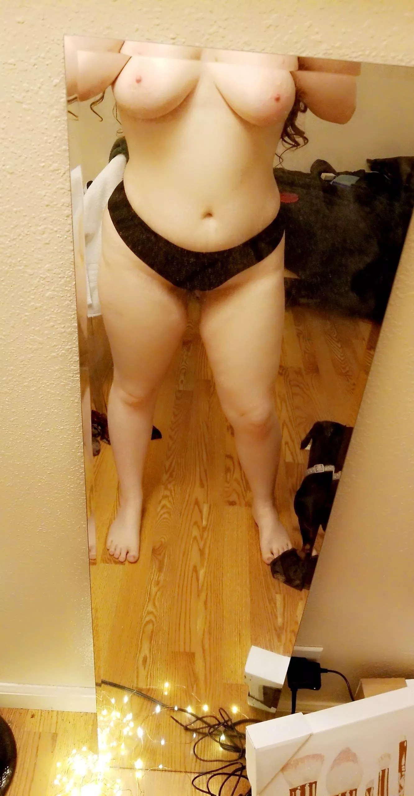 Do you like my curves? (24F) (also doggo)