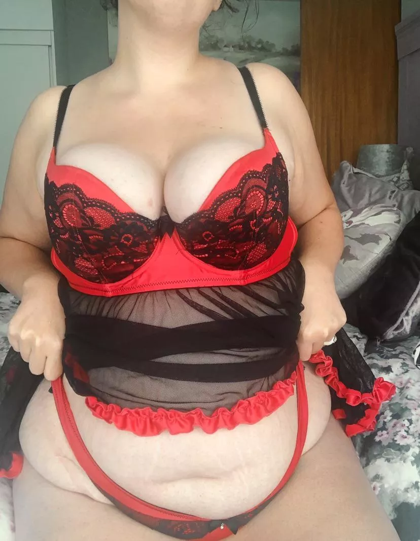 Do you like my curves? â™¥ï¸ And my outfitâ€¦?