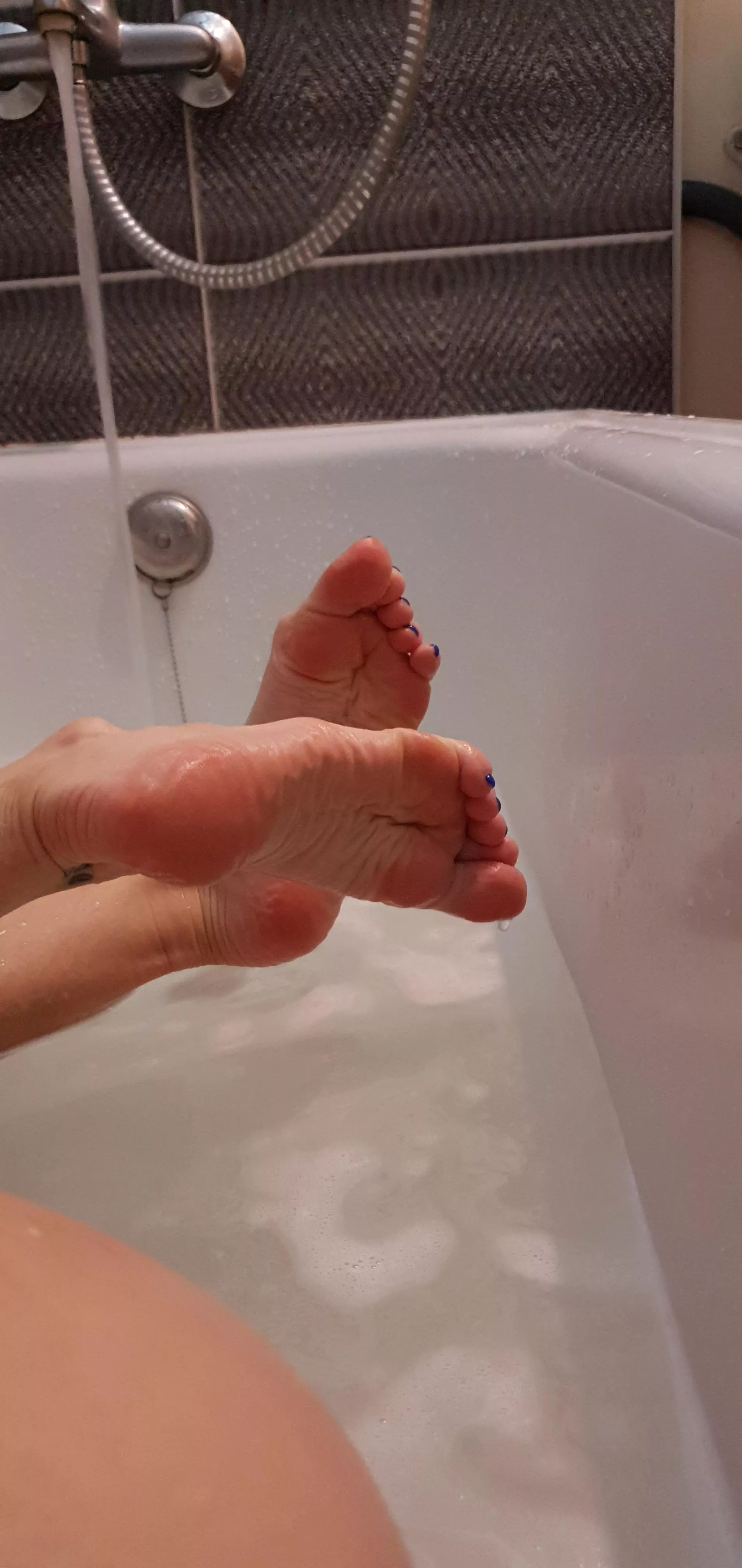 💦do you like the wet soles of my feet?👅👅👅