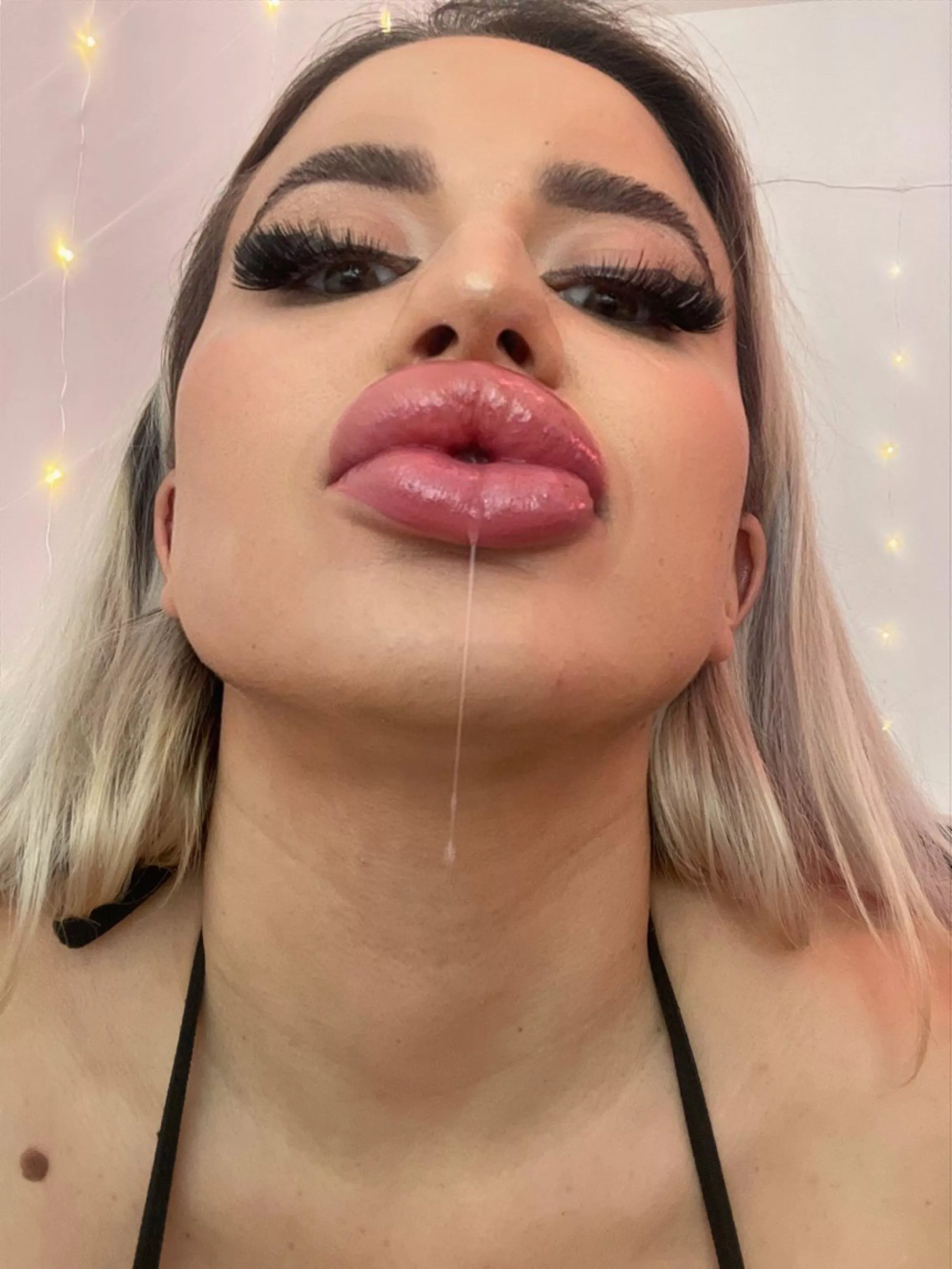 Do you like these big juicy lips ? 😈