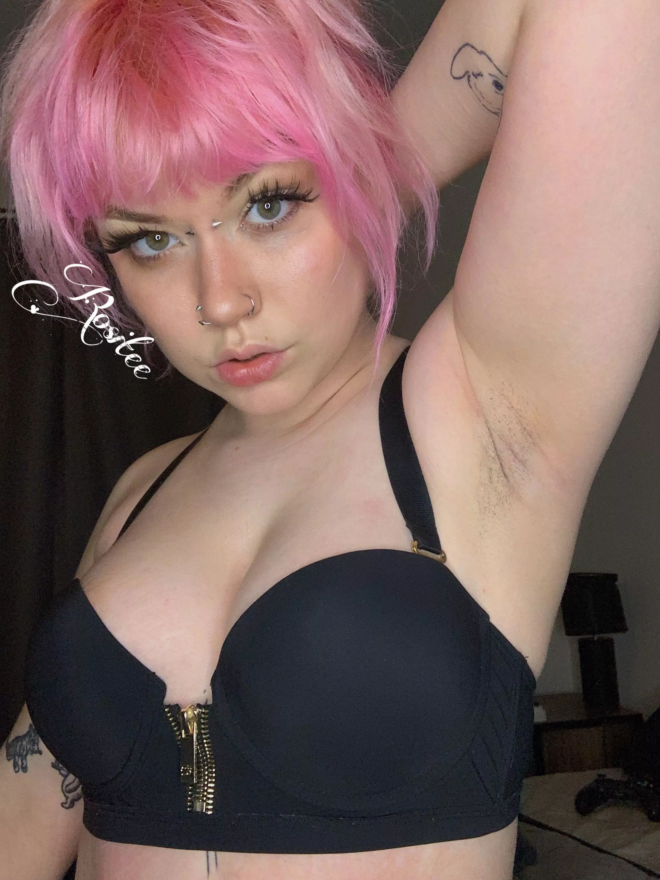 Does Anyone has any armpit custom from her? If so dm it’s important ! 😩