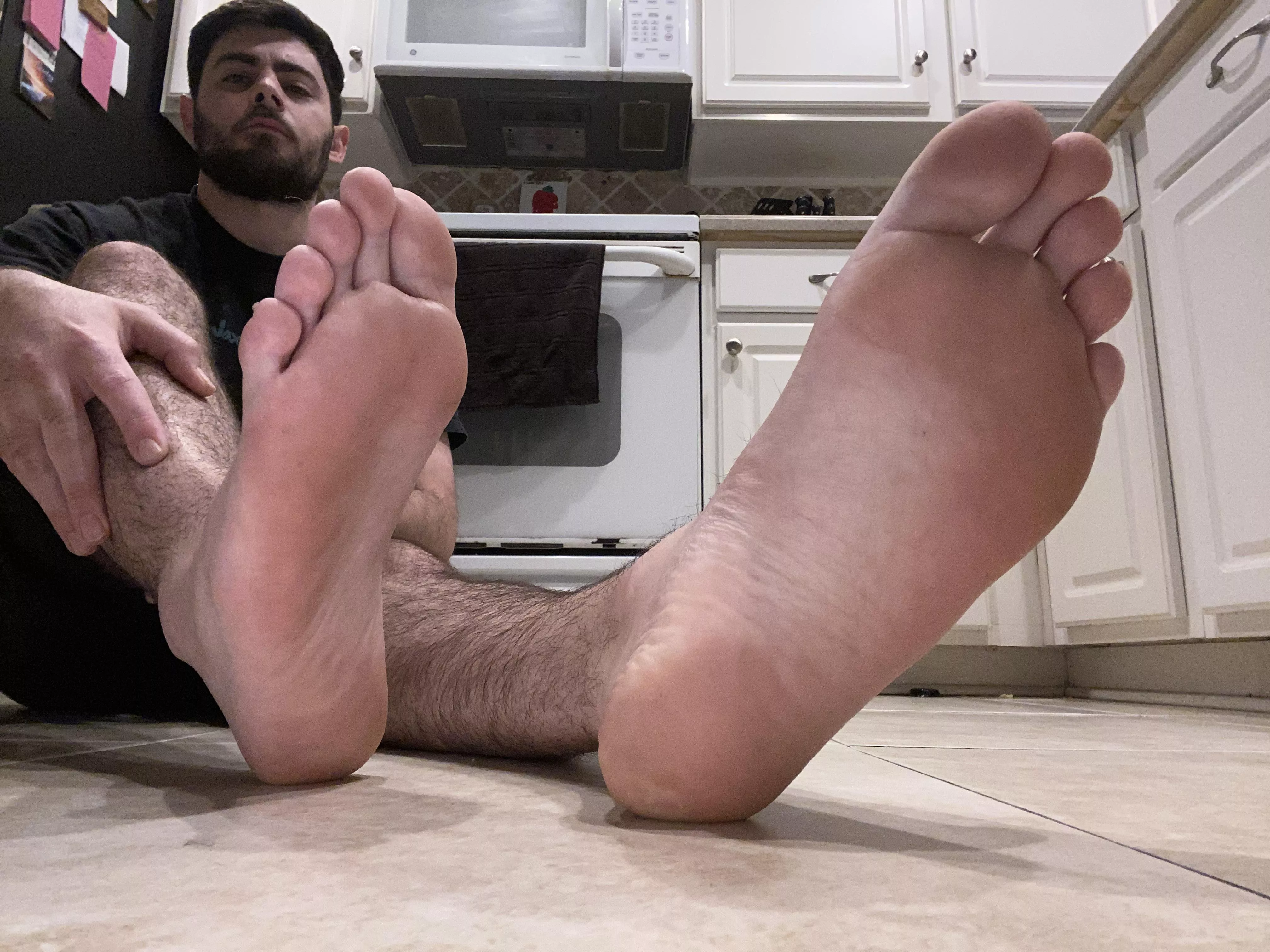 Does it turn you on looking at my bare feet? 😏