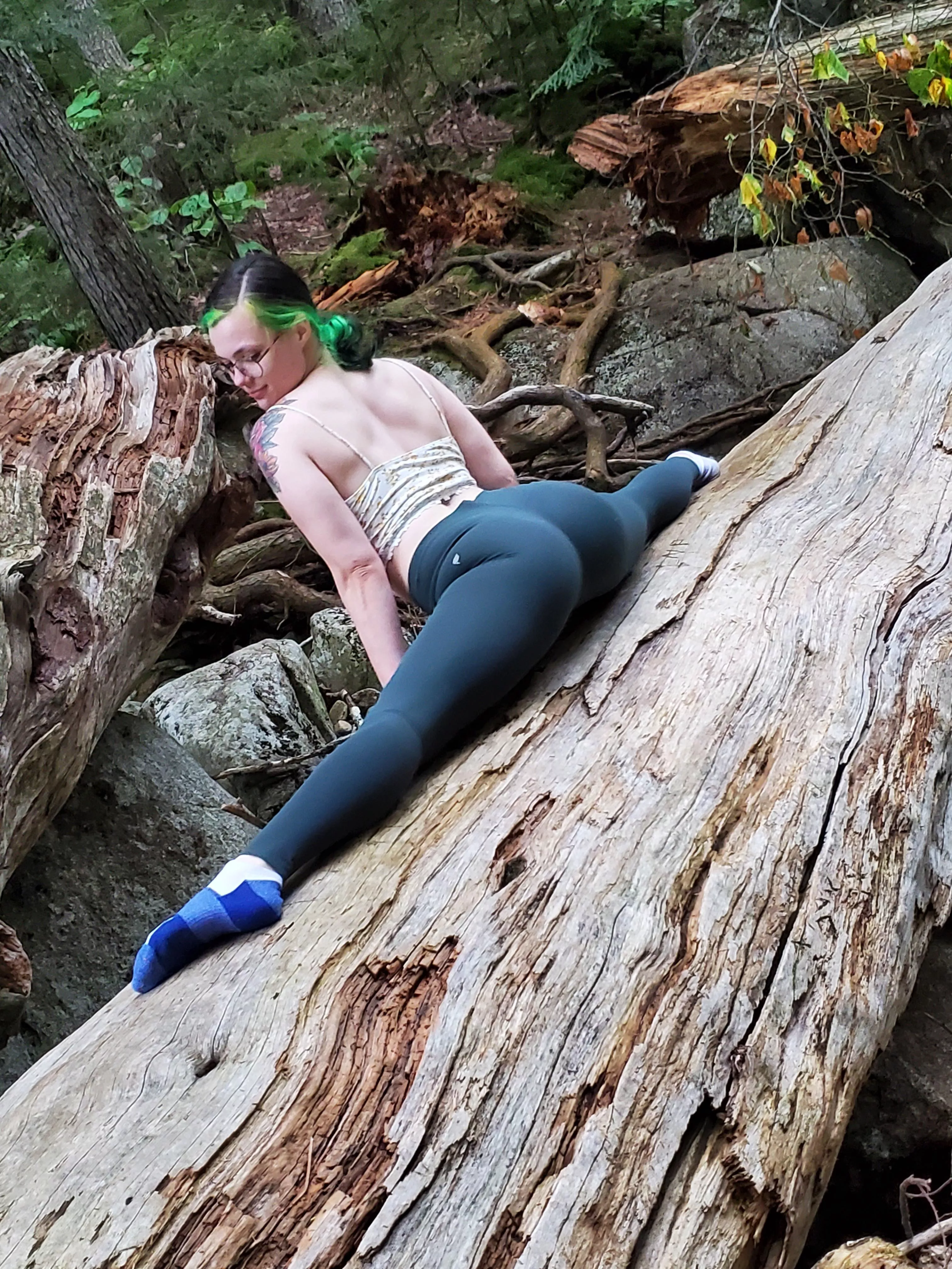 Doing a straddle split and my leggings making my ass look amazing😜😜