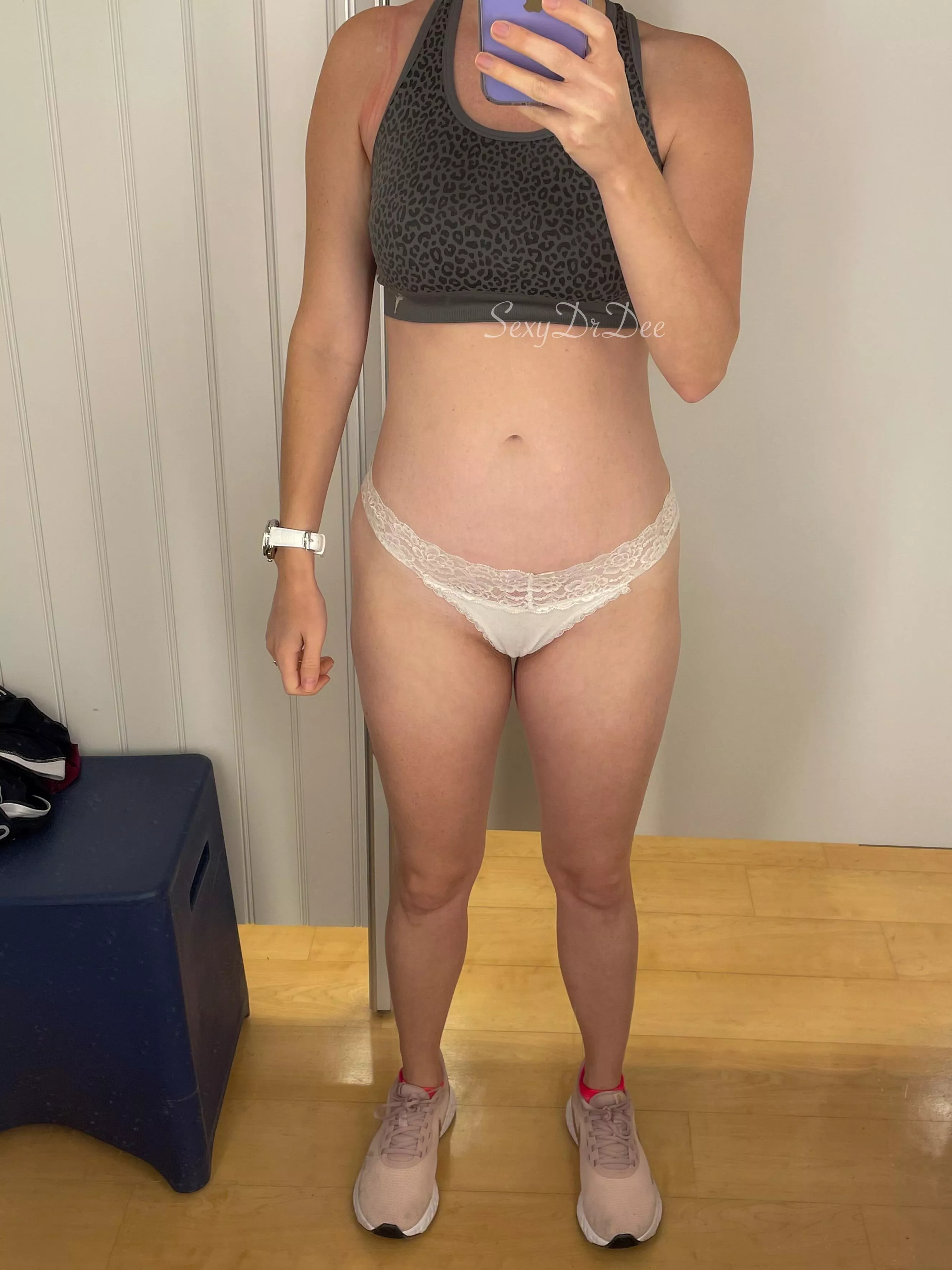 Doing what all good MILFs do in the changing room…take sexy pics (35f)