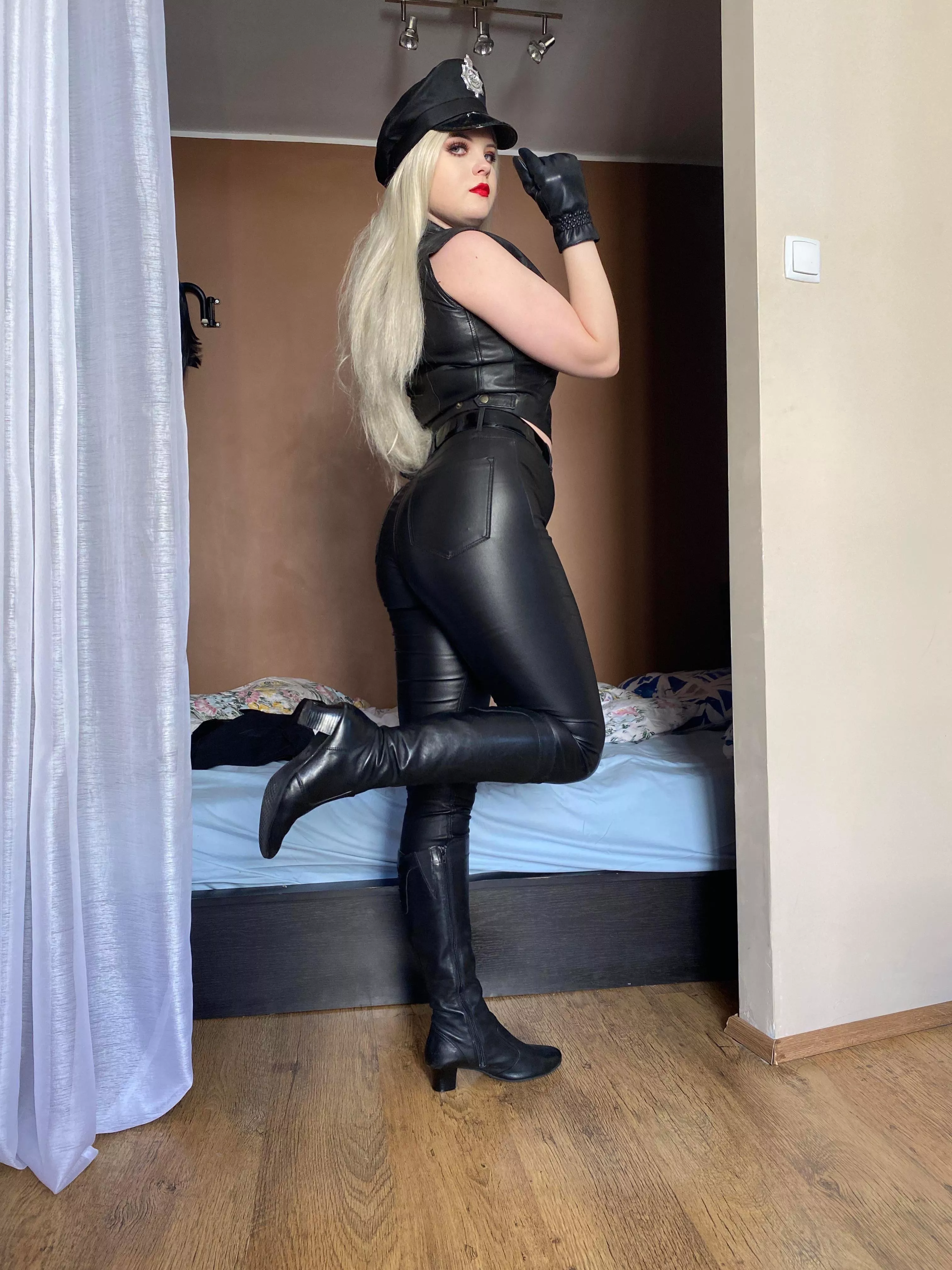 [domme] you will clean my dirty boots after our walk ðŸ˜ˆ