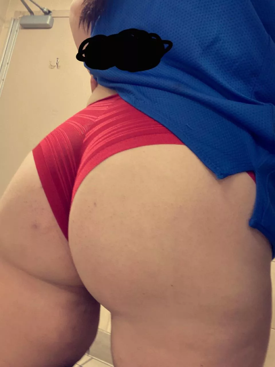 Don’t mind me, just taking booty pics at work [F]