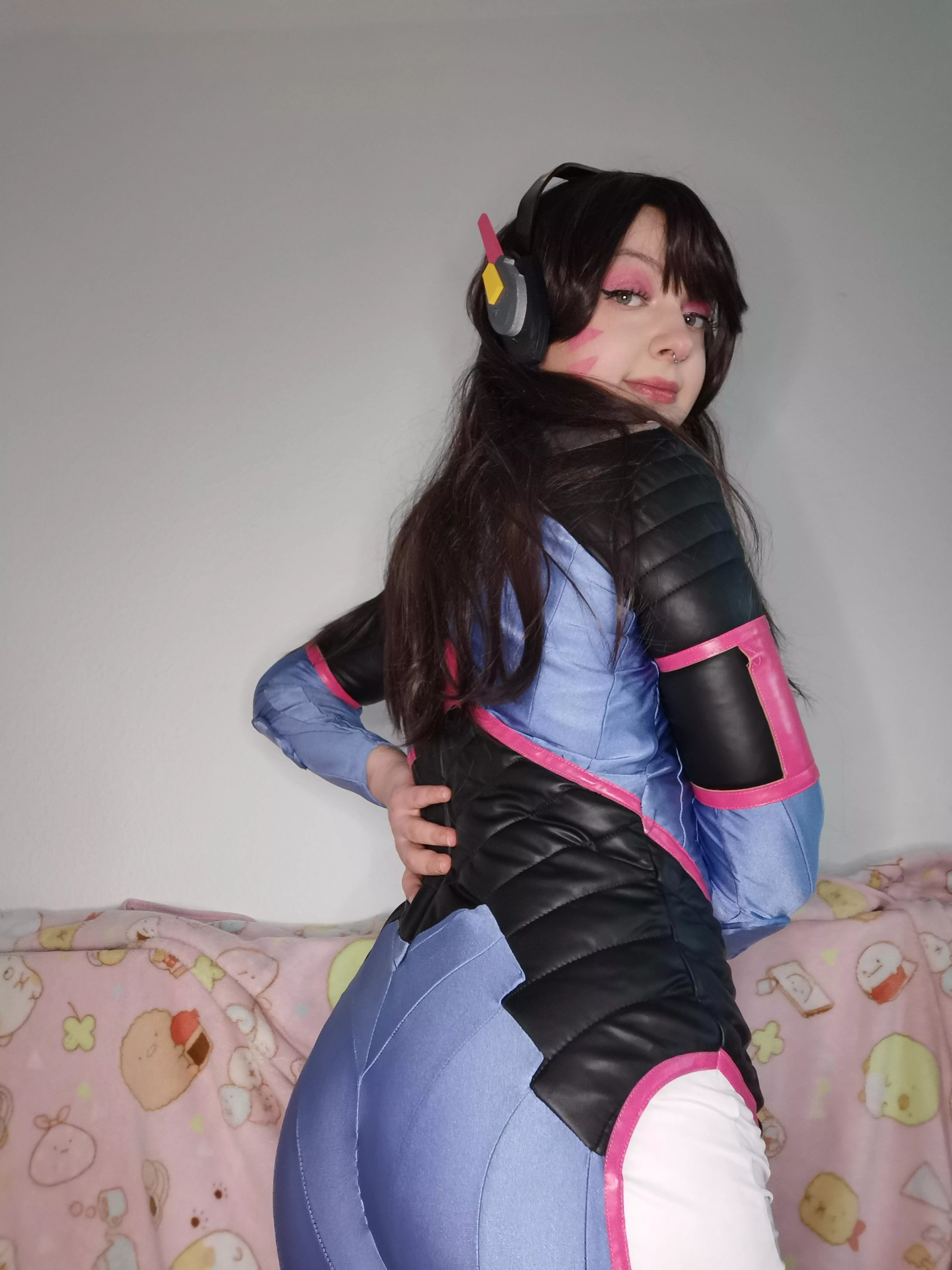 dva showing of her butt ðŸ‘€ (by mewmewtw0)