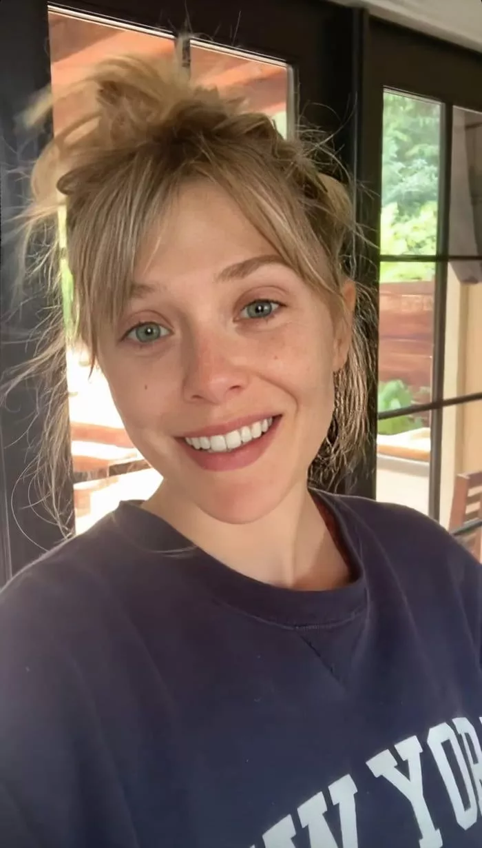 Elizabeth Olsen looks so fucking good without makeup