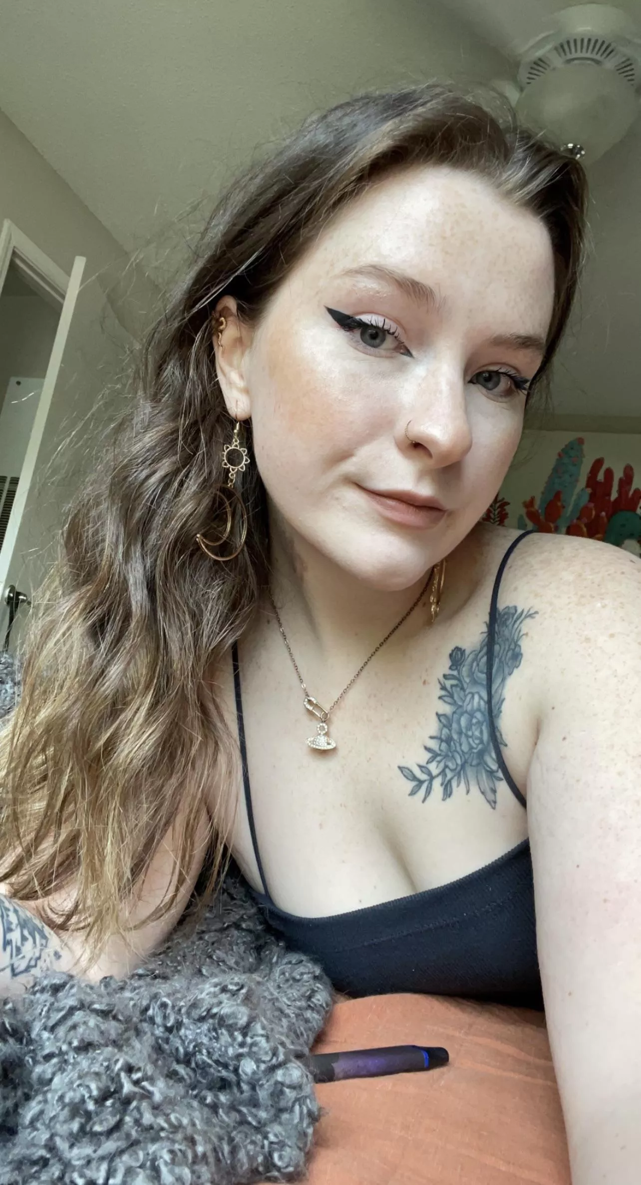 even when i wear makeup, i have to let my freckles shine through 🥰 hopefully you still think i’m sexy with clothes on!