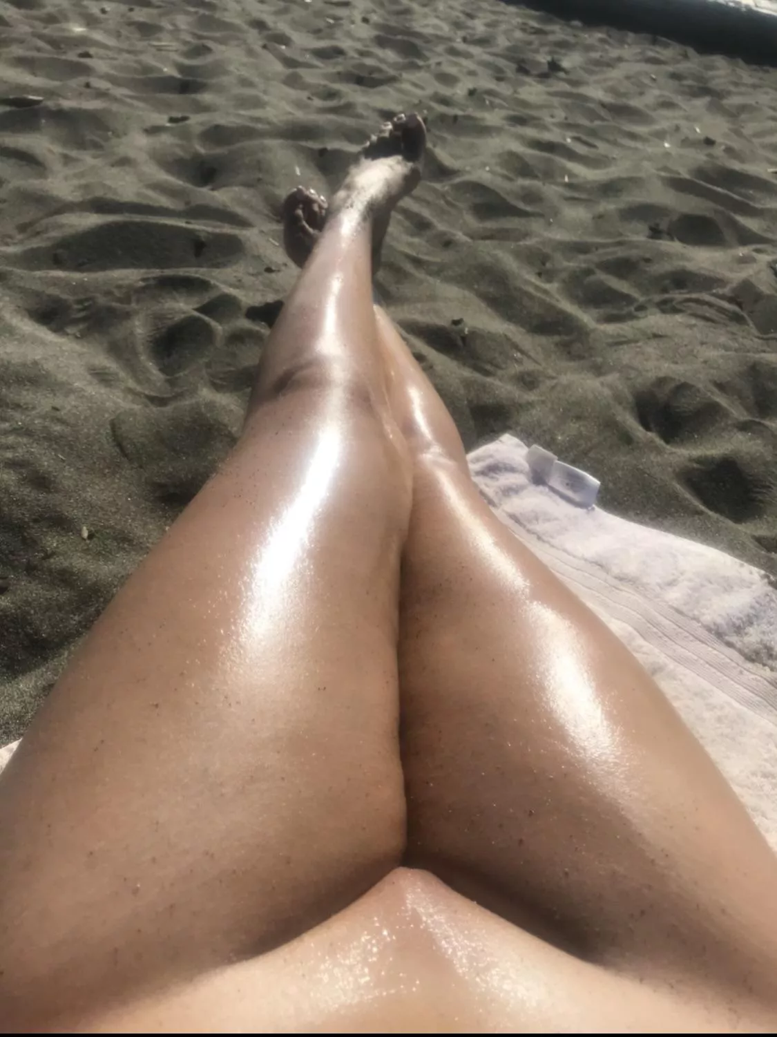 Everyone looking at her legs at the beach