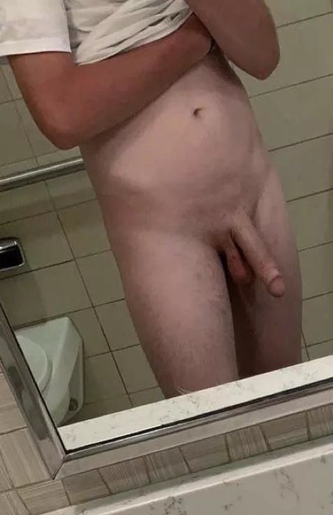 Experienced college bull that has been in the lifestyle for 2 years! Open to lots of situations! 6’3 185lbs 8.75inch. Pm open for anyone thats interested