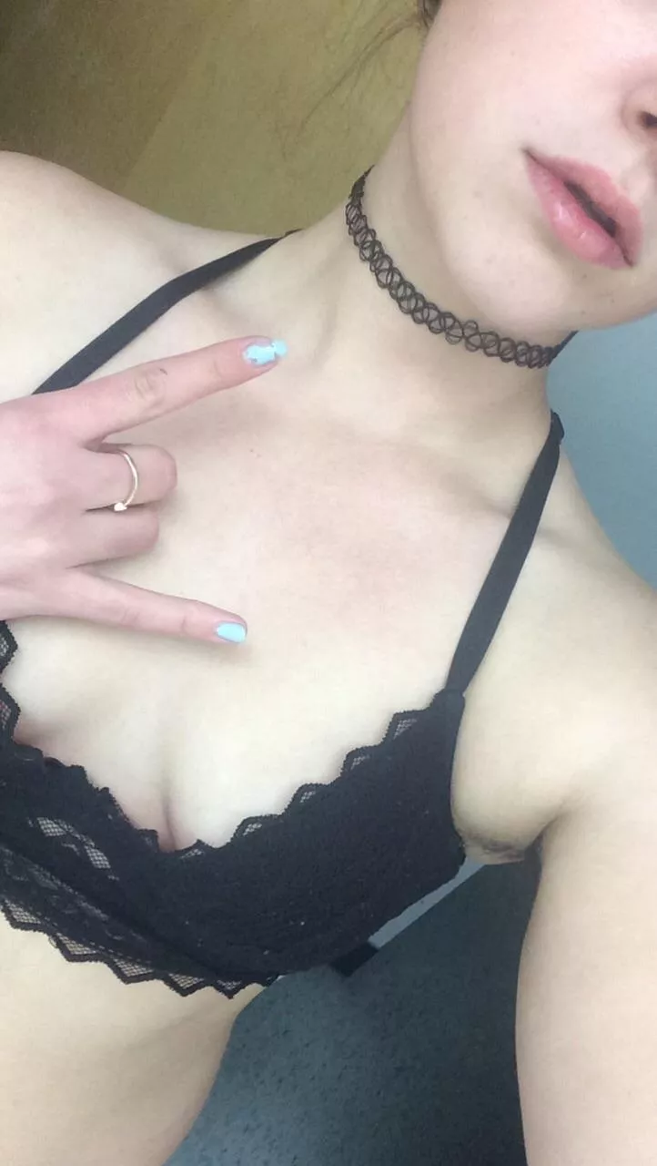 [F] a lil choker never hurt anybody ;)