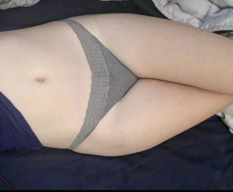 [F] Grey underwear