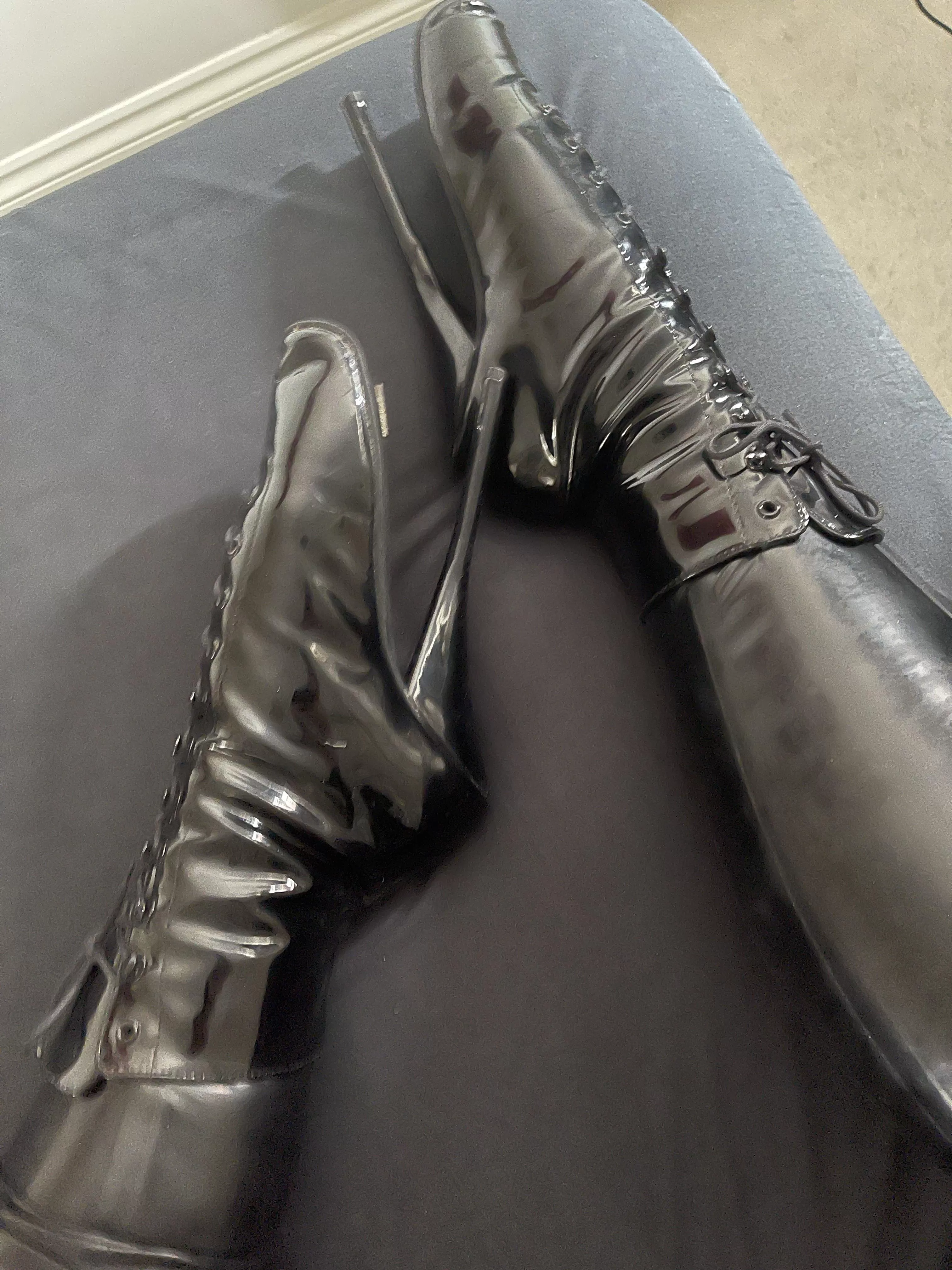 [F] latex and ballet boots 😍