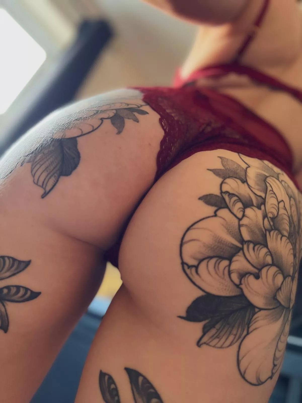 [f] These peachy tattooed cheeks