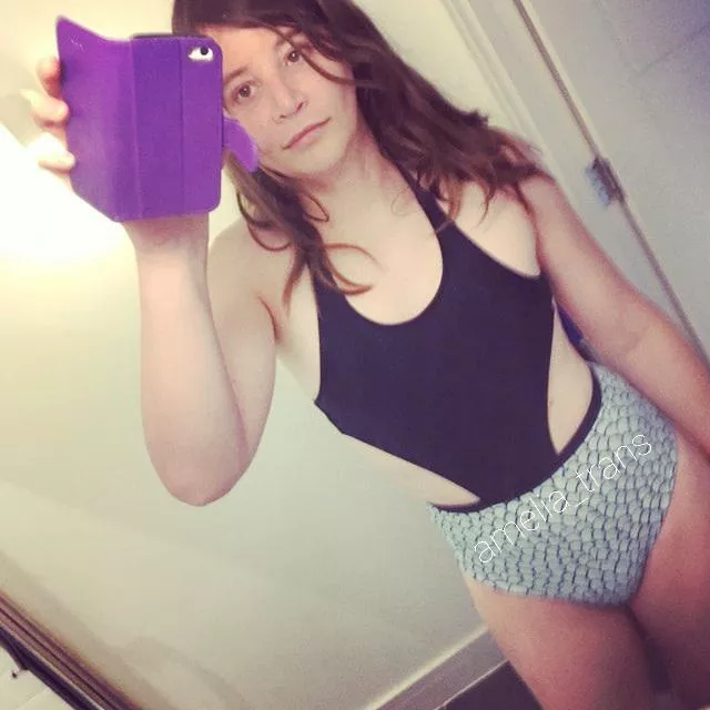 [F] Would I look cute at the pool? ðŸ³ï¸â€âš§ï¸