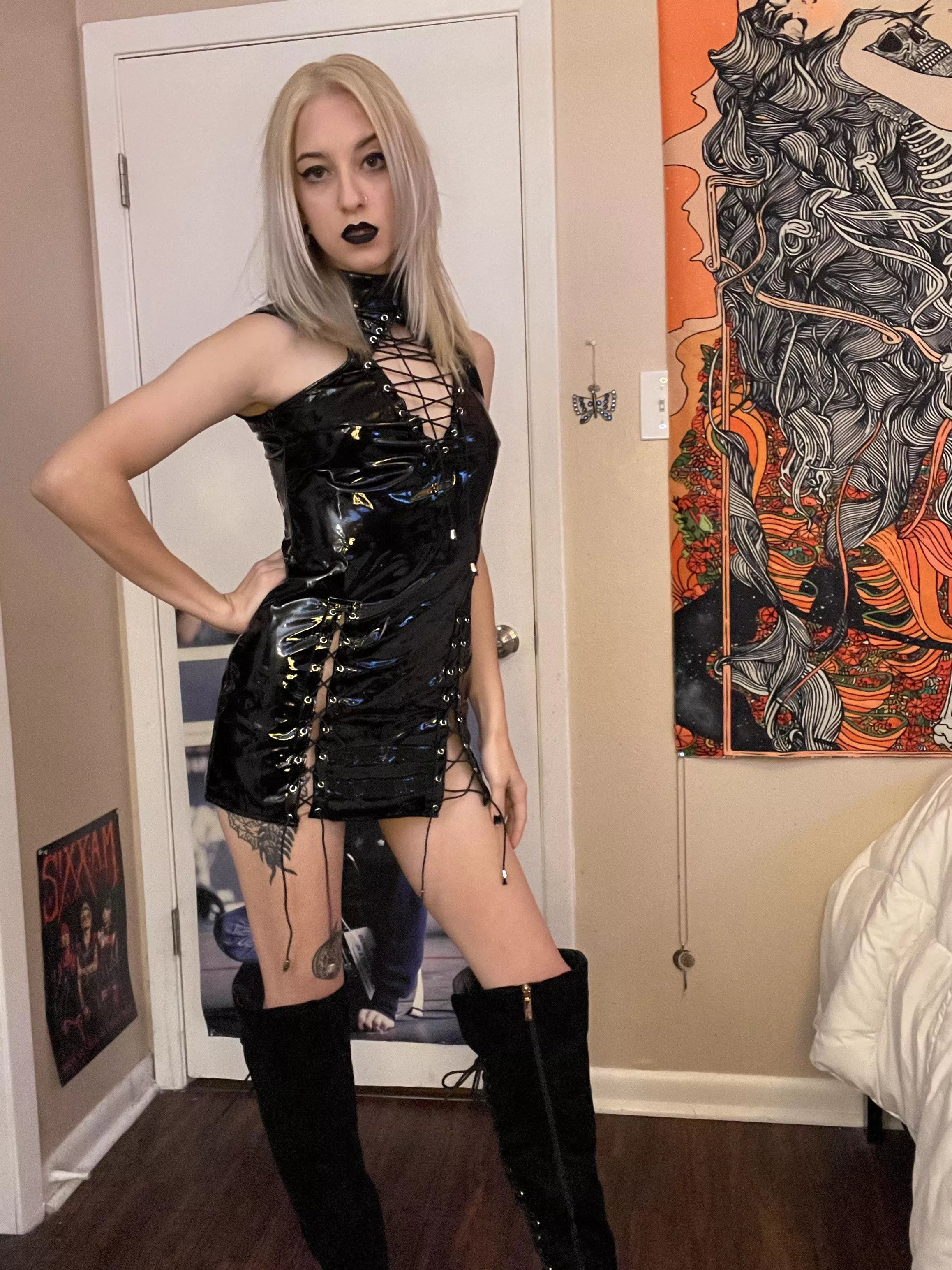 Falling in love with latex fetish clothing ðŸ–¤ðŸ¥°