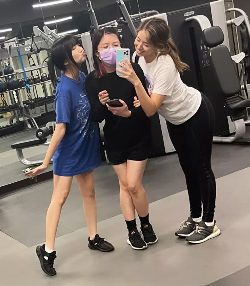 feeding offlinetv girls (Pokimane, Lilypichu and Aria)