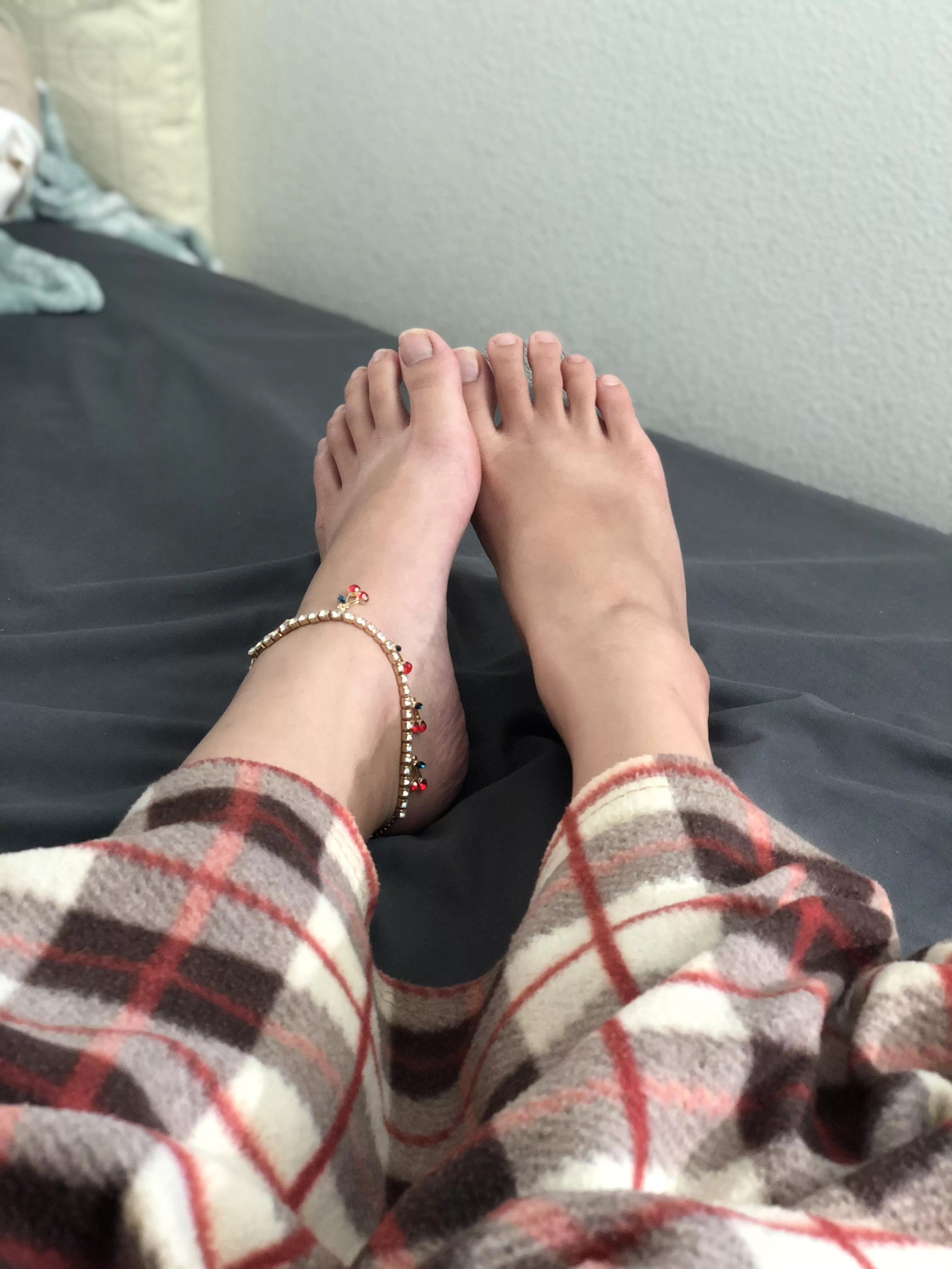 Feeling good after a nap â˜ºï¸ bare toes + cherries!