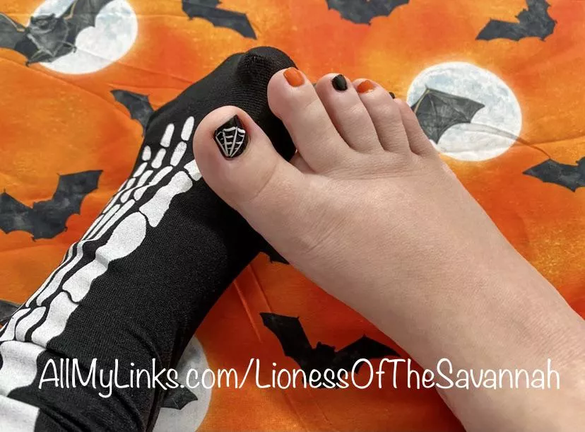 Feeling Spooky! ðŸ‘» Do you like my fresh Halloween pedicure?! ðŸ•¸ðŸŽƒ (F)