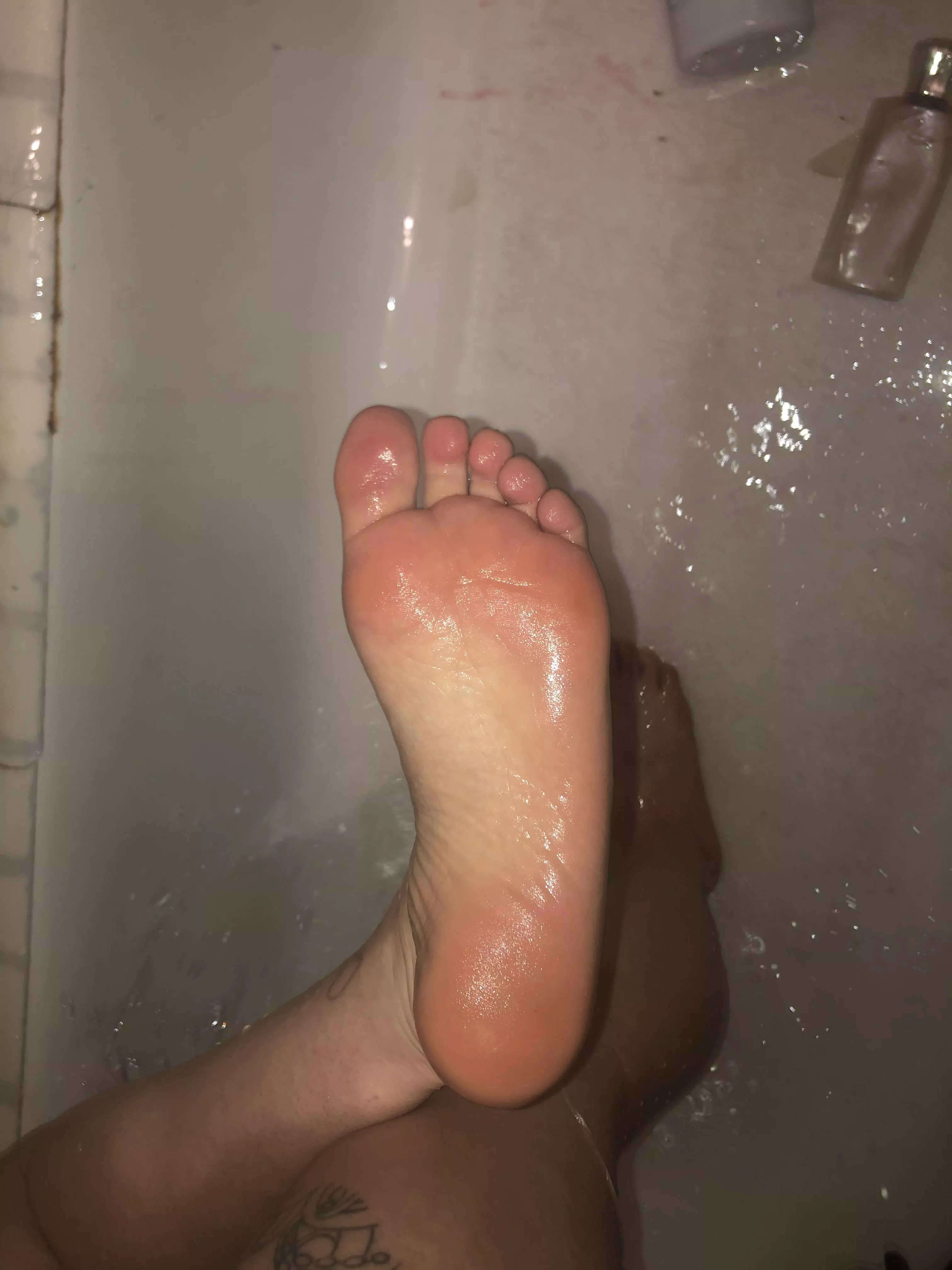 Feet like this just make you wanna suck all the water off 💦