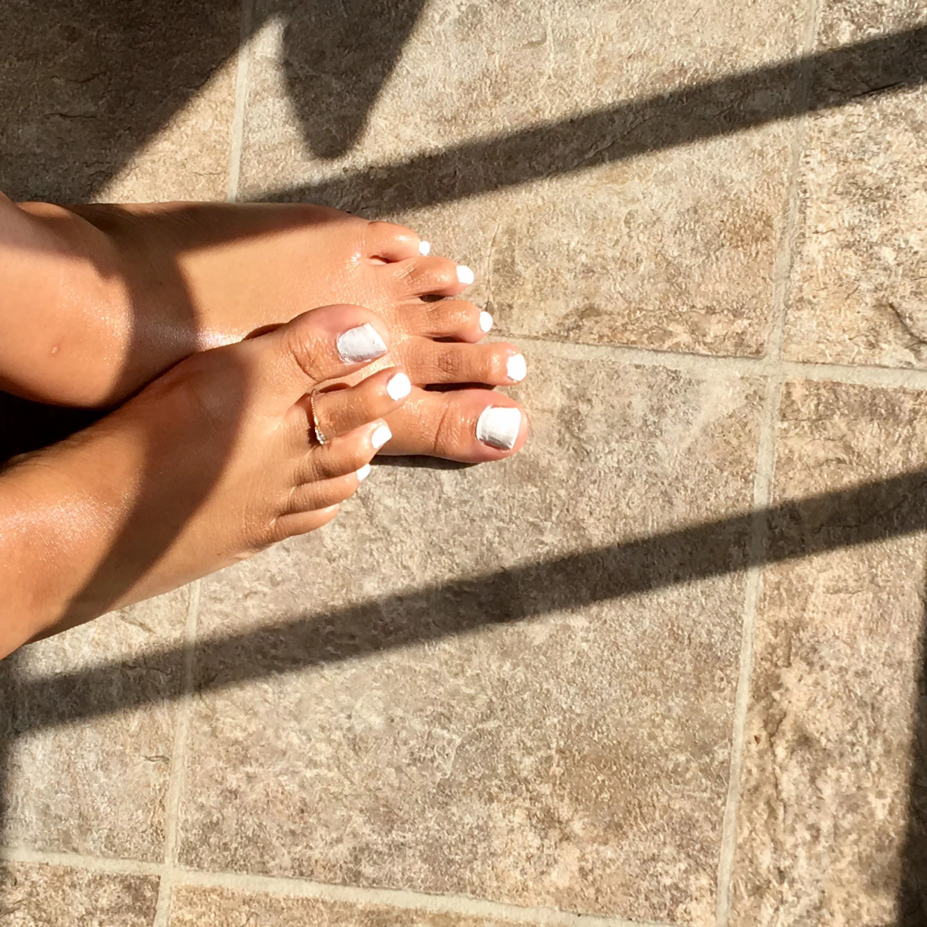 Feet soaking up some ☀️ DMS/COMMENTS ARE WELCOME🙂