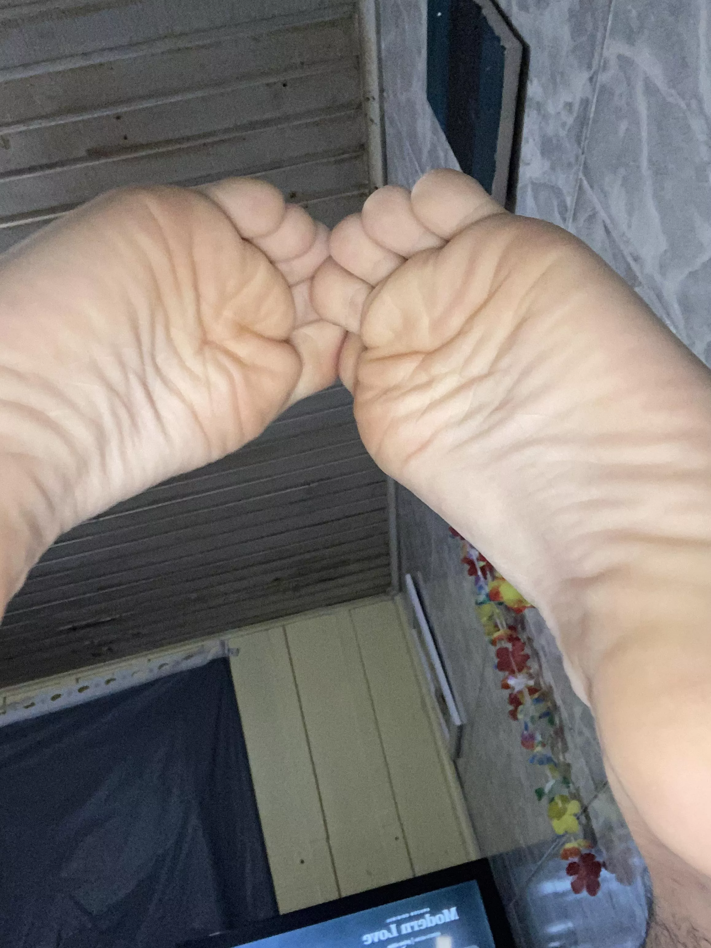 feet up, u like the view? ðŸ™ˆ would be better in ur mouth, come play ðŸ˜ˆ dms/pms r welcome