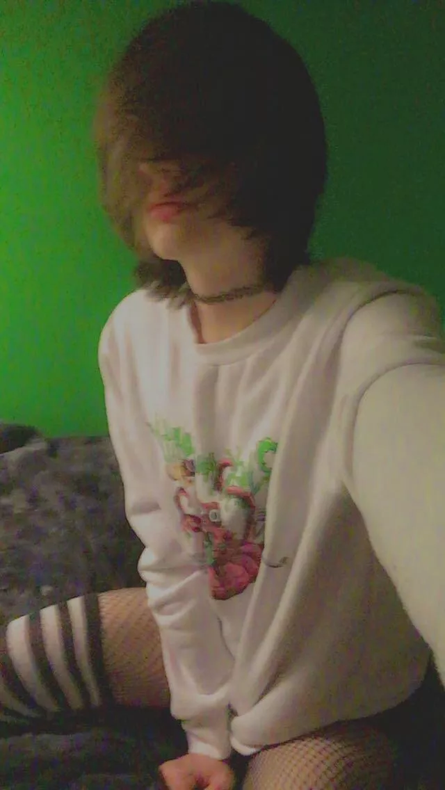 💕Femboy Friday 💕 I can barely see but it’s okay because I’m cute :3