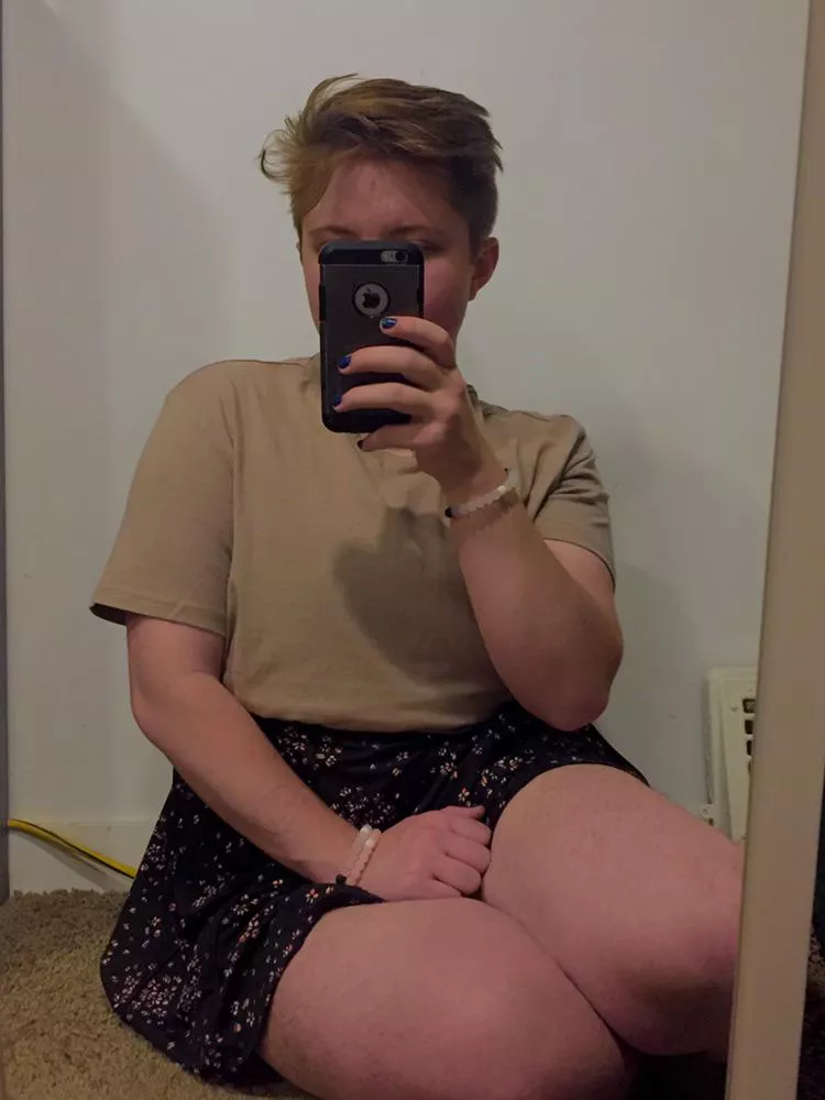 First time post! Felt cute in my new skirt :D