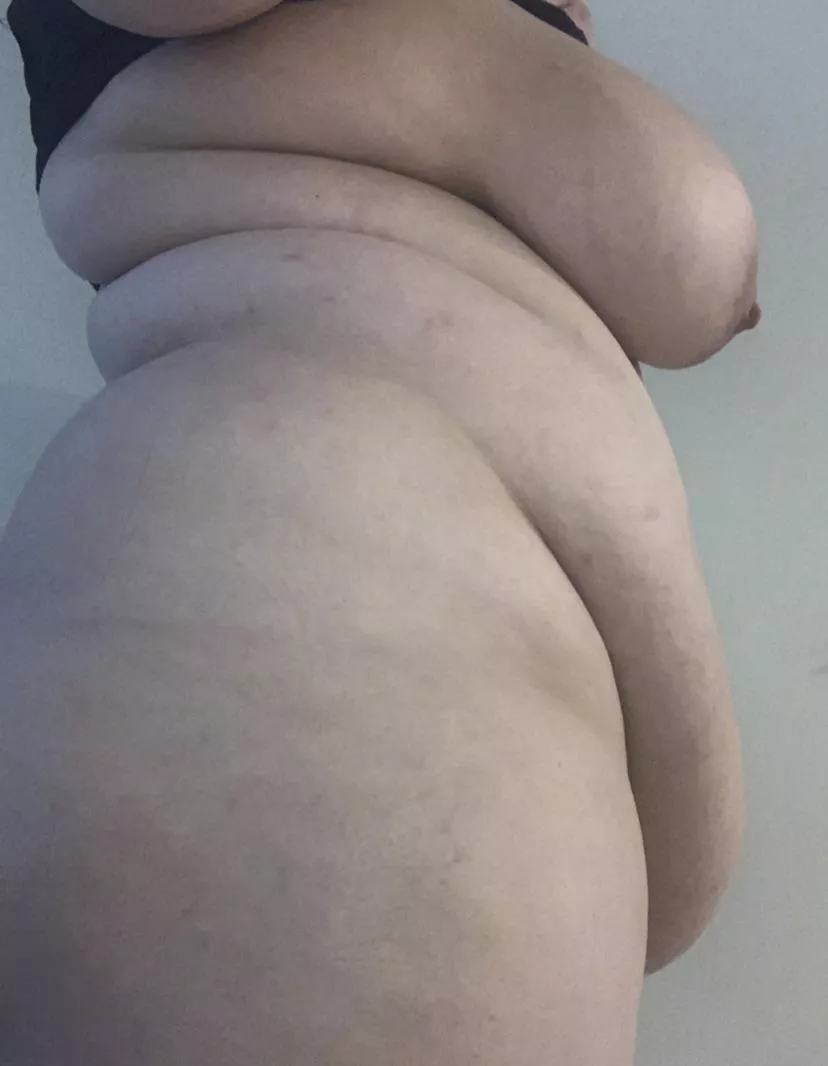 First time showing my side view ðŸ¥ºCanâ€™t wait to make this belly nice and round this weekendâ€¦.. What hangs more- my boobs or belly? ðŸ¤£