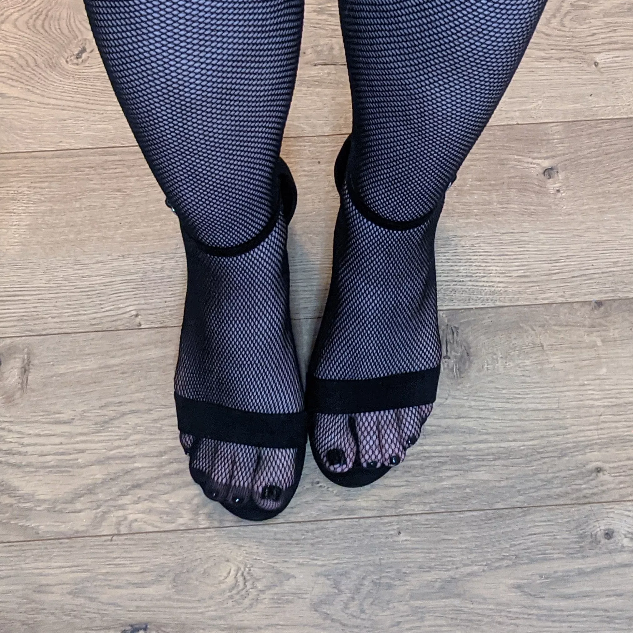 Fish nets and painted toe nails ðŸ˜‡â›“ï¸ðŸ–¤ðŸ’‹ðŸ˜†