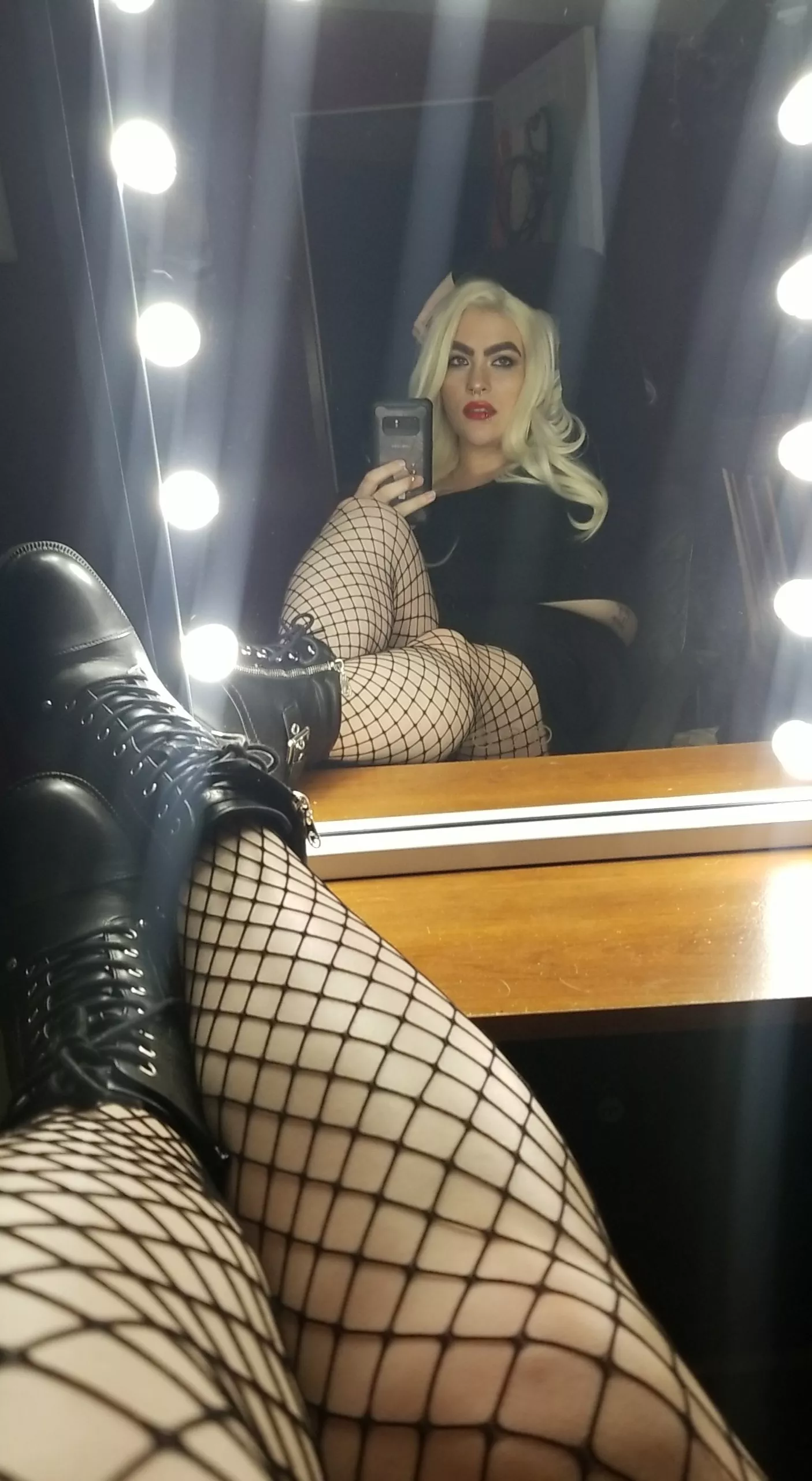 Fishnets and red lips 💋