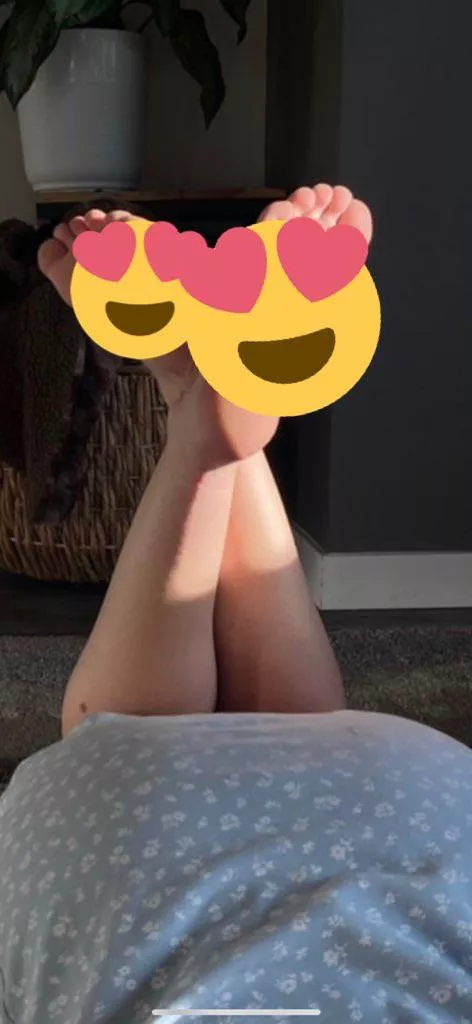 foot fetish? i can help you with that 🥰🦶🏼known for my pretty, soft soles. want to find out?