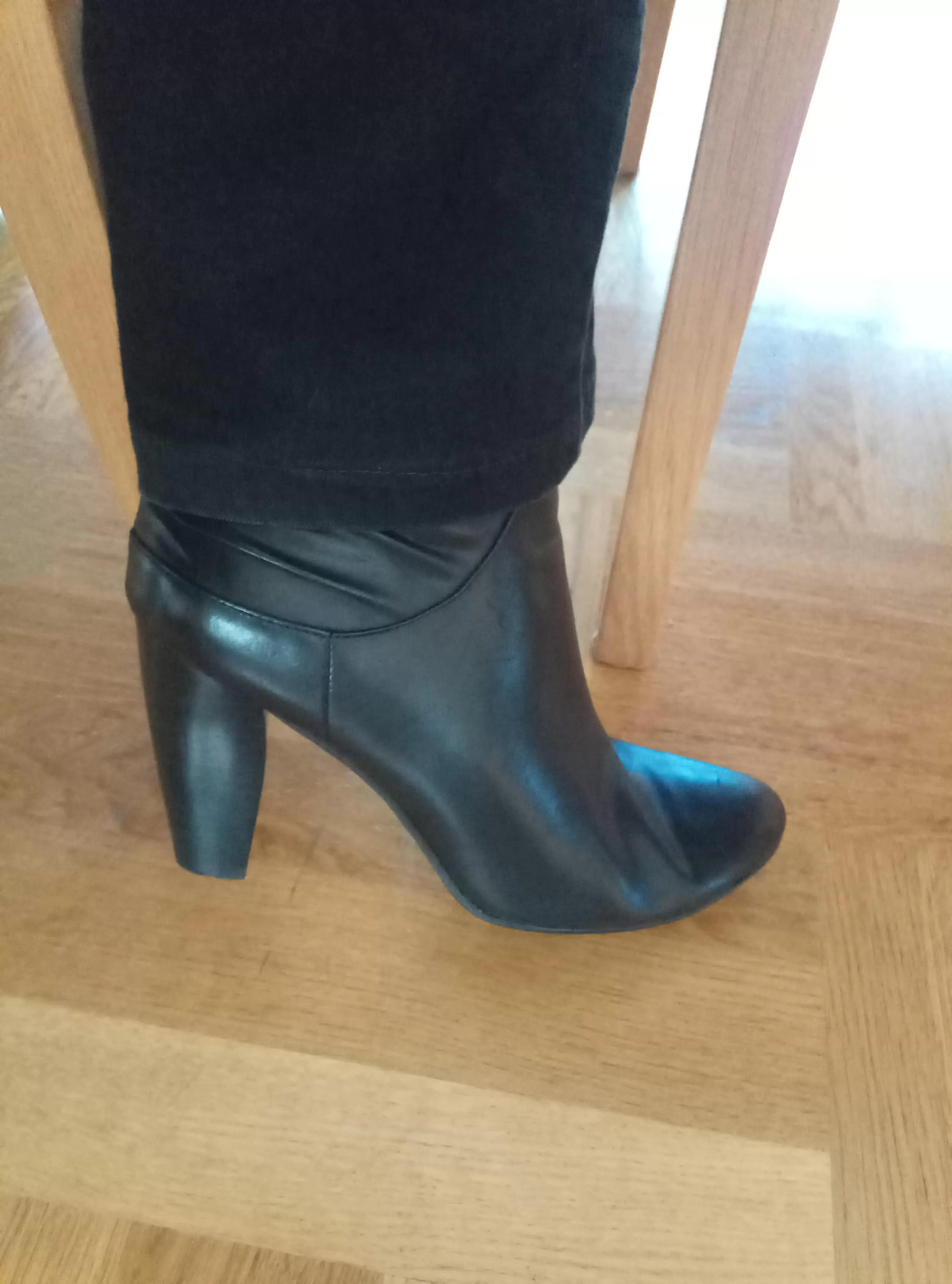 For work today, some black jeans and boots ^^