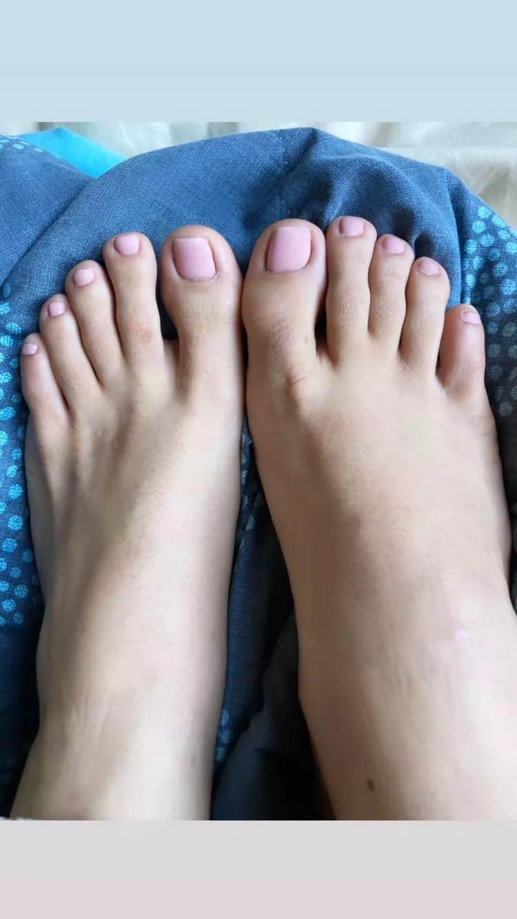 Fresh pedi, who wants to suck my nude toes ðŸ¤­