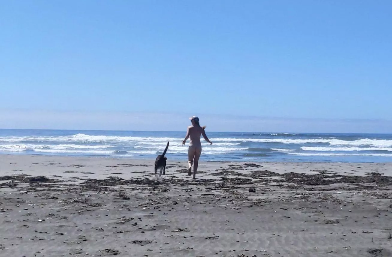 (F)rolicking on a public beach 🍑