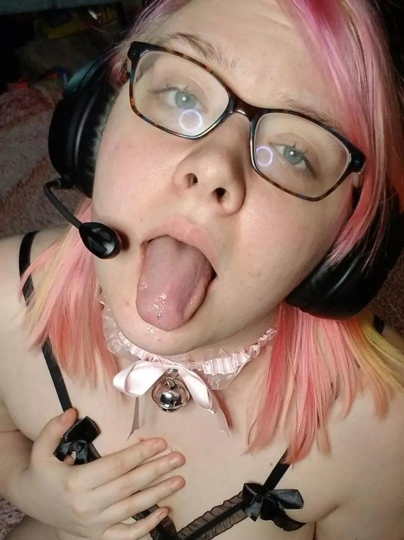 Fuck me while I play my games. Try to make me loose focus and cum on daddies cock. If I die in my game, I get a punishment. Yes daddy.