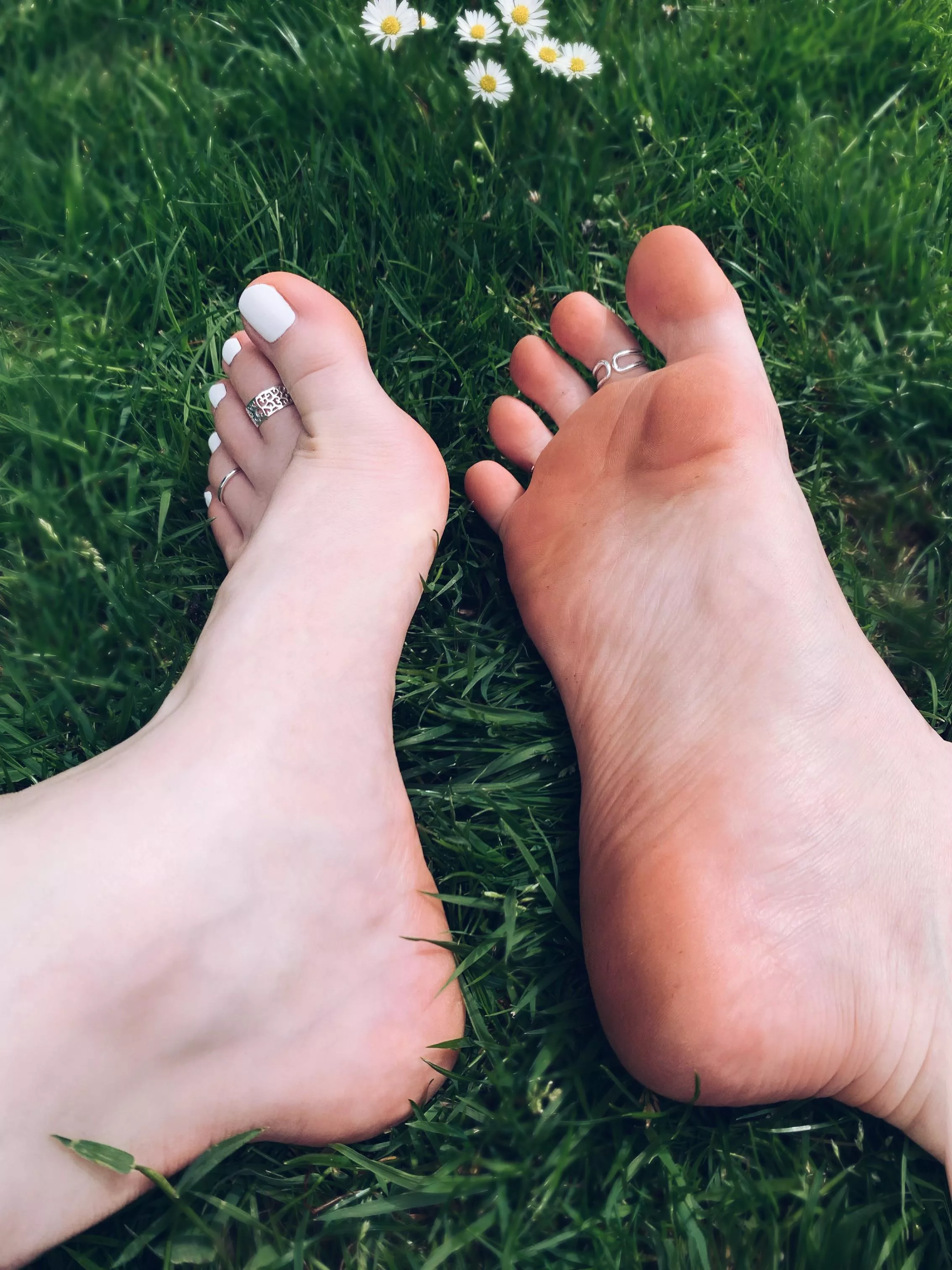 Getting my soles dirty in the garden, wanna clean? ðŸ‘…ðŸ¥°