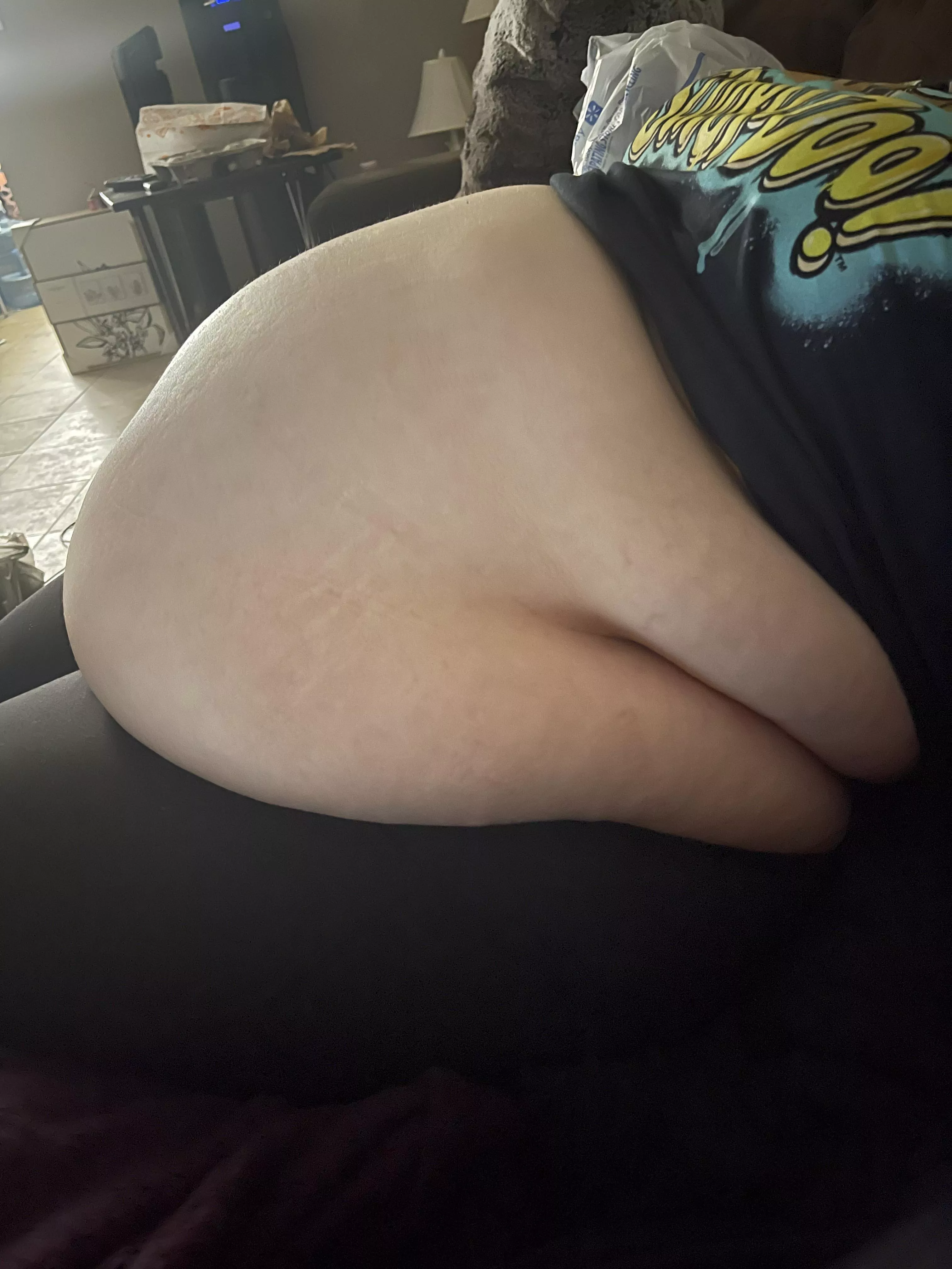 GF fat belly hanging out 🐷