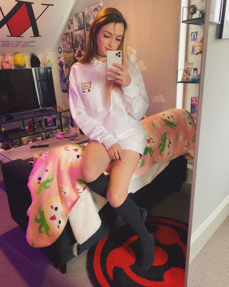 Gibi's sexy thighs get me extremely horny