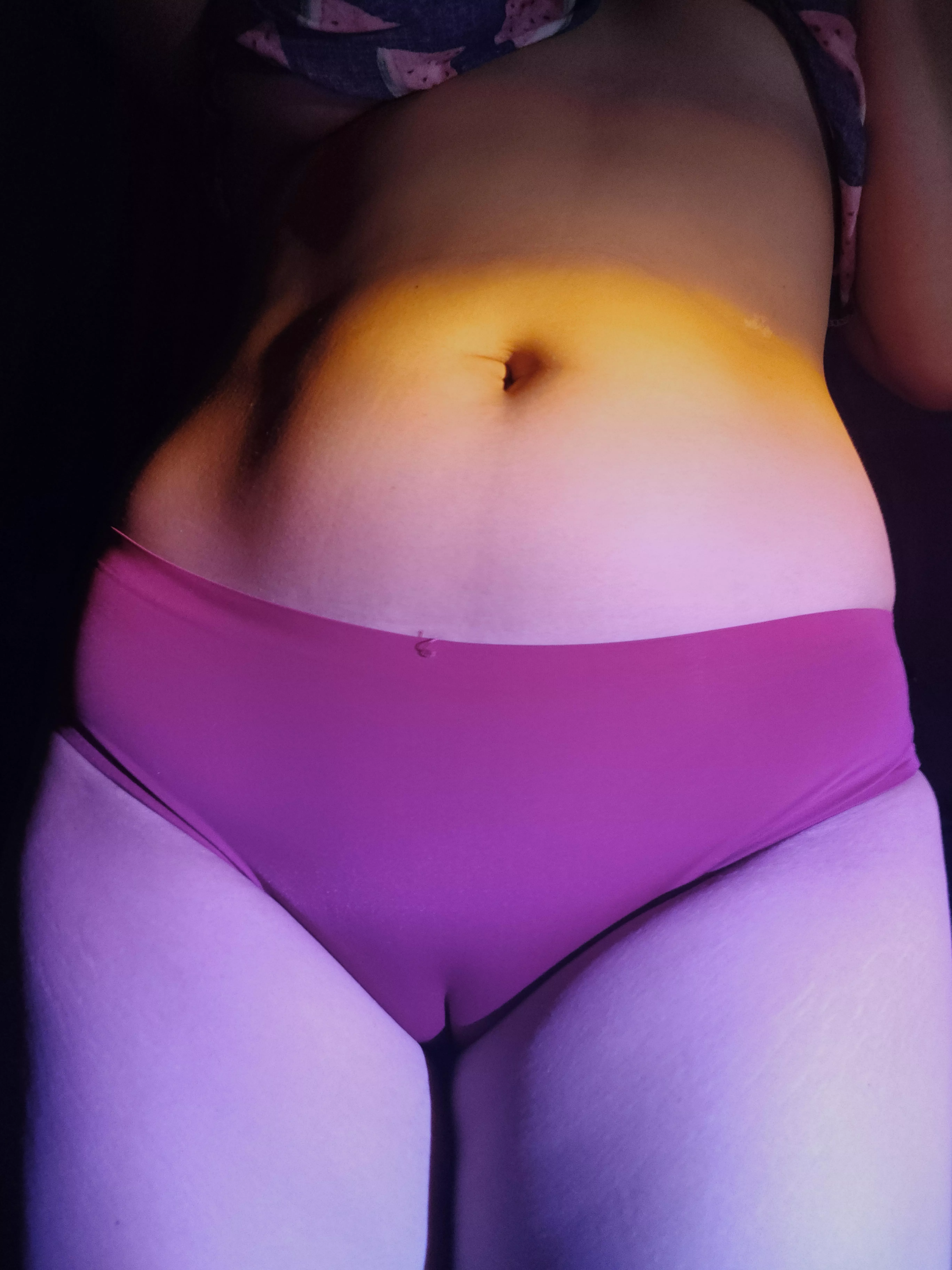 give this burgundy cameltoe a kiss ðŸ˜˜ðŸ˜˜ mwah