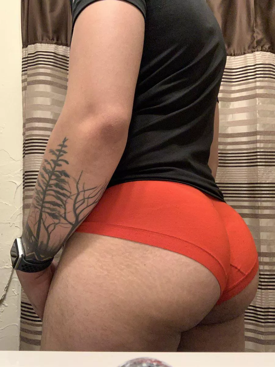 Give this dyke booty a squeeze 😈