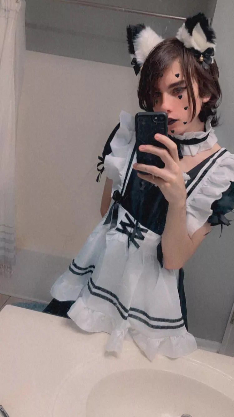 got a maid outfit <3